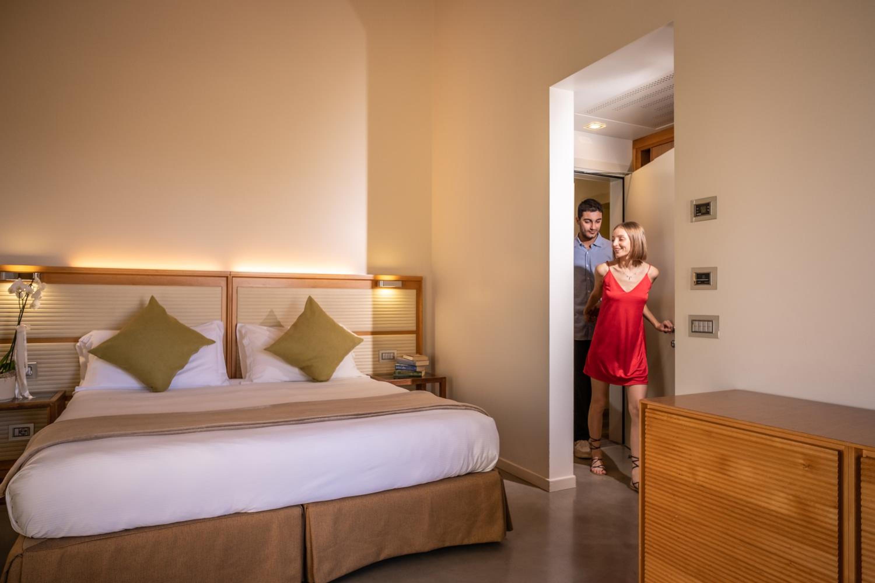 Junior Suite with Spa Bath - Photo 9