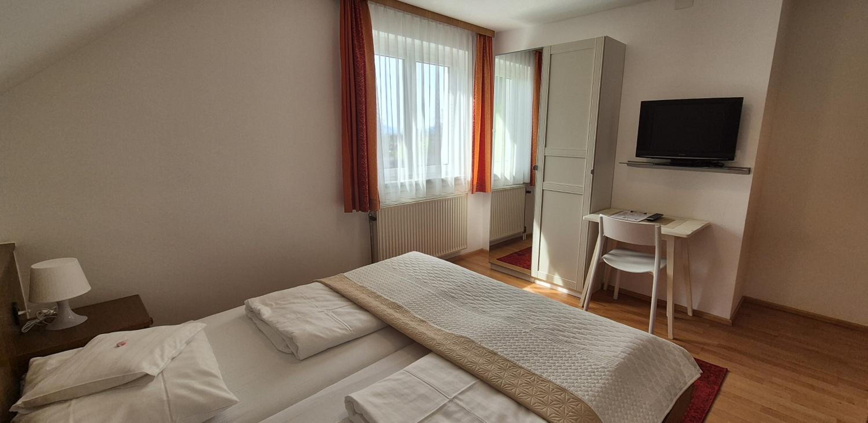 Budget Double Room photo 3
