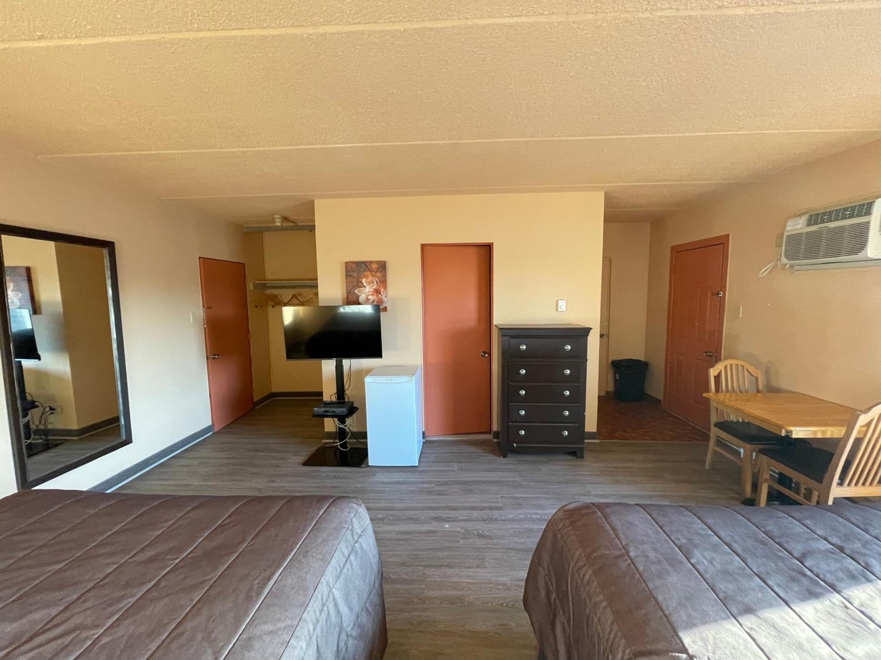 Deluxe Queen Room with Two Queen Beds photo 1