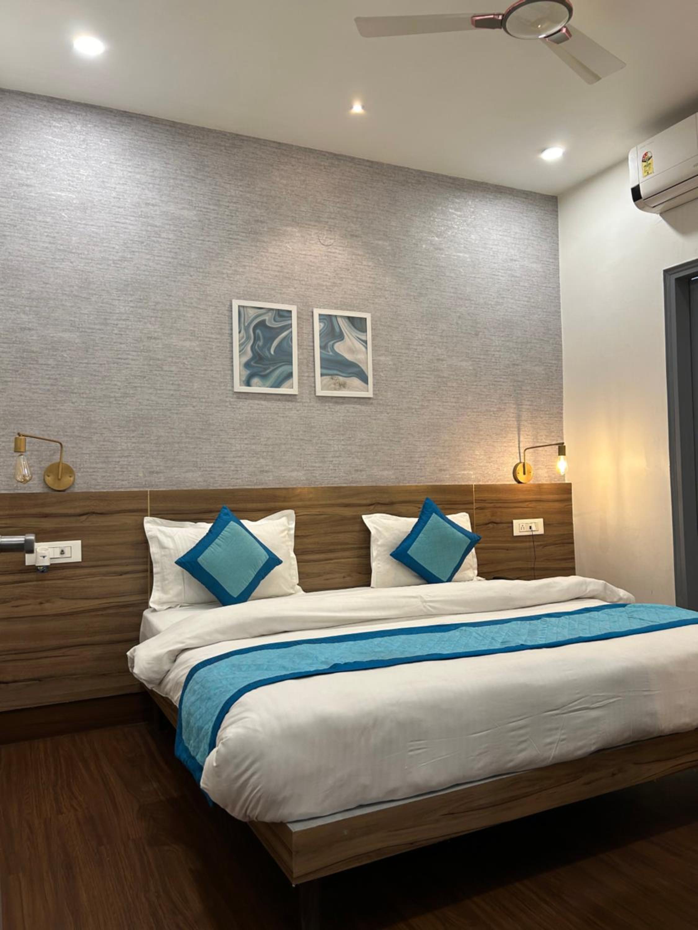 Deluxe Double Room with Bath - Photo 1