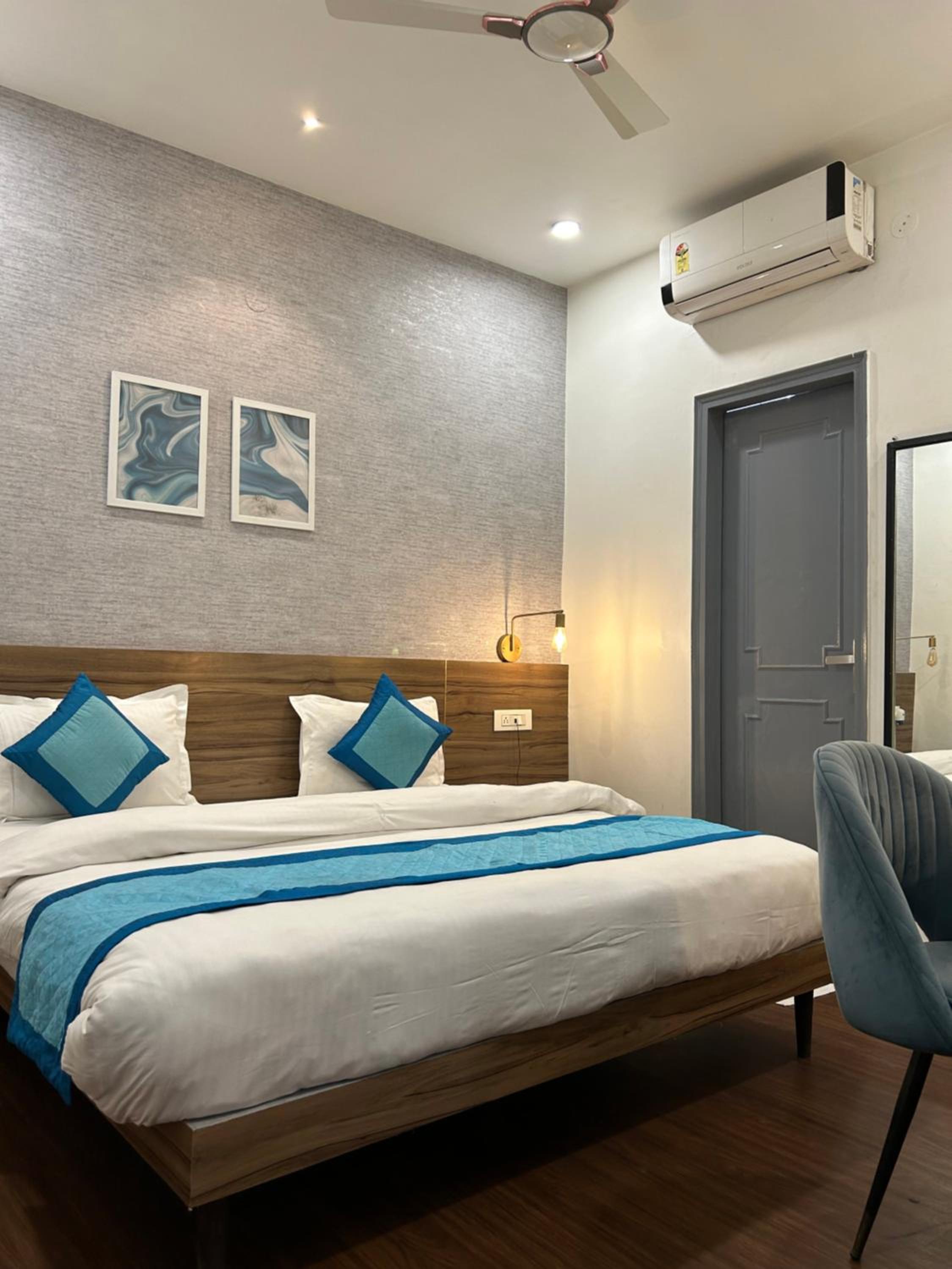 Deluxe Double Room with Bath - Photo 4