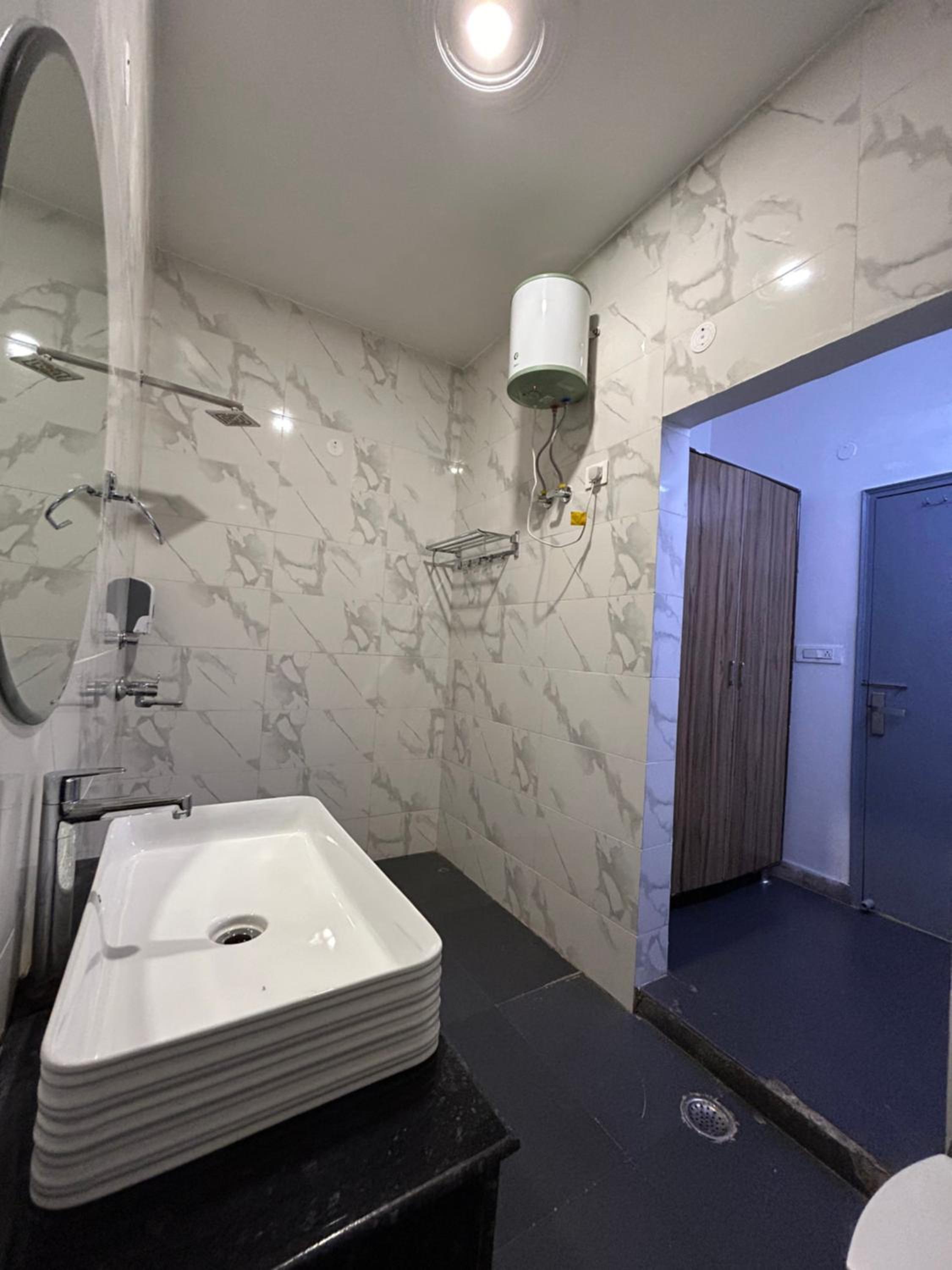 Deluxe Double Room with Bath - Photo 9