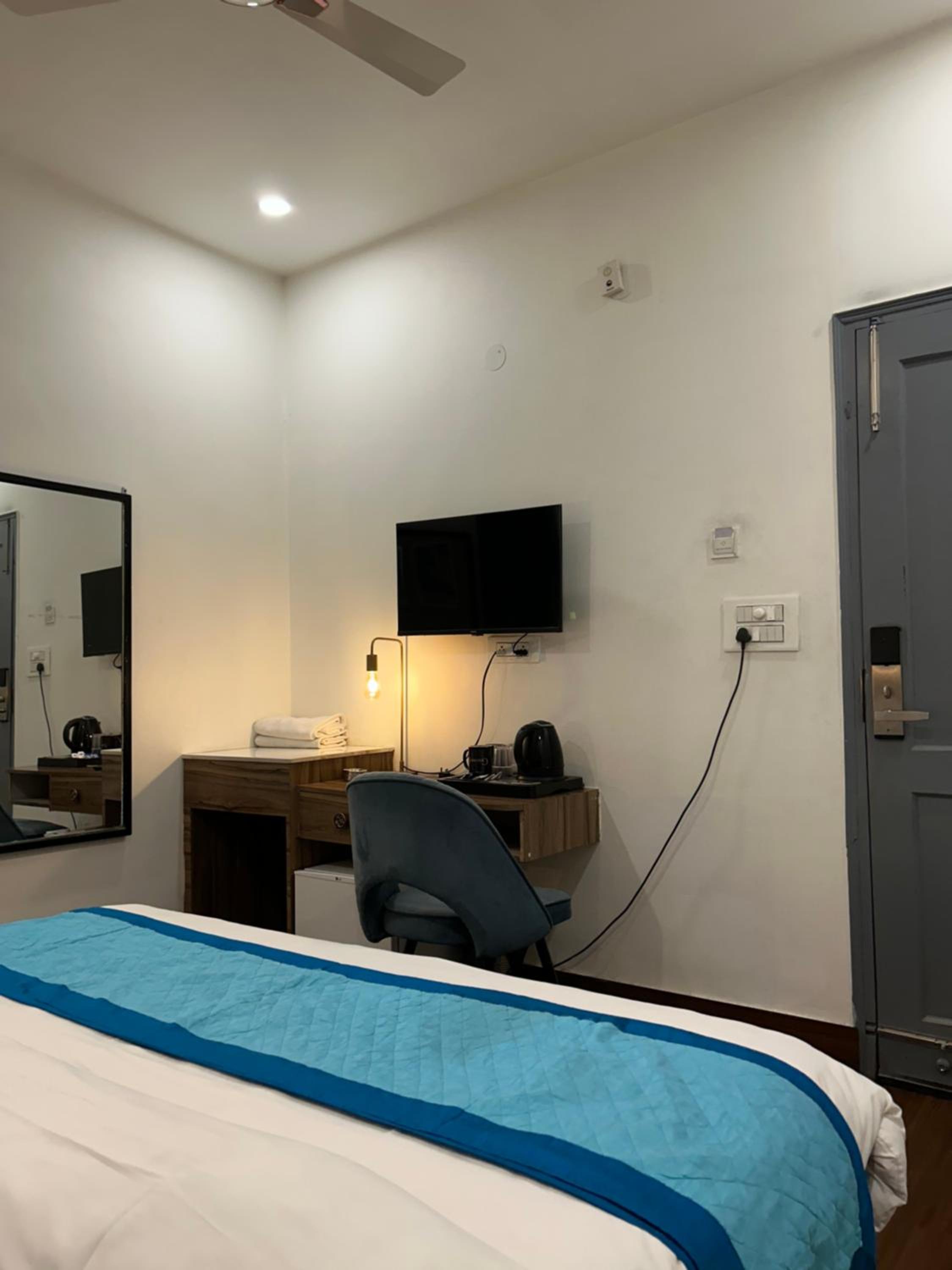 Deluxe Double Room with Bath - Photo 2