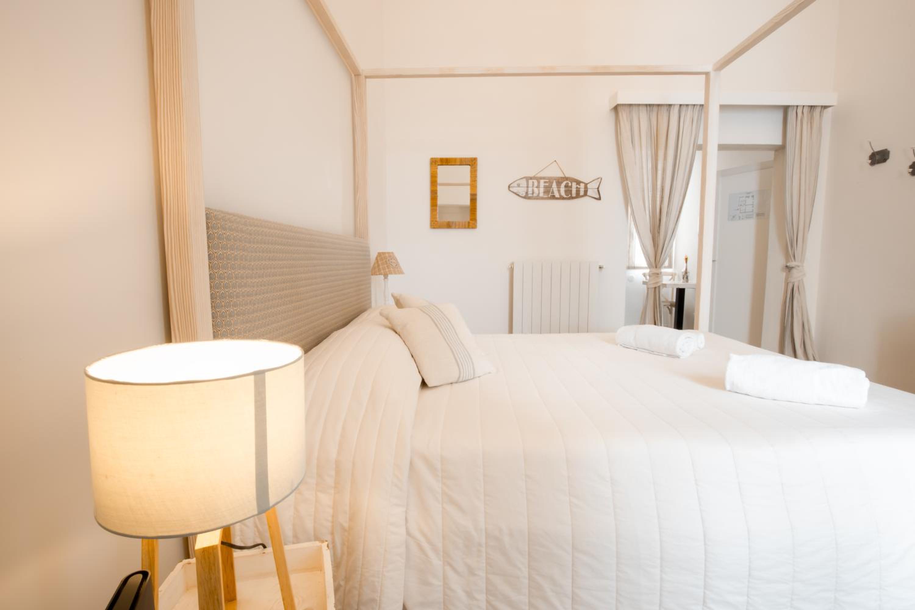 Deluxe Double Room with Side Sea View