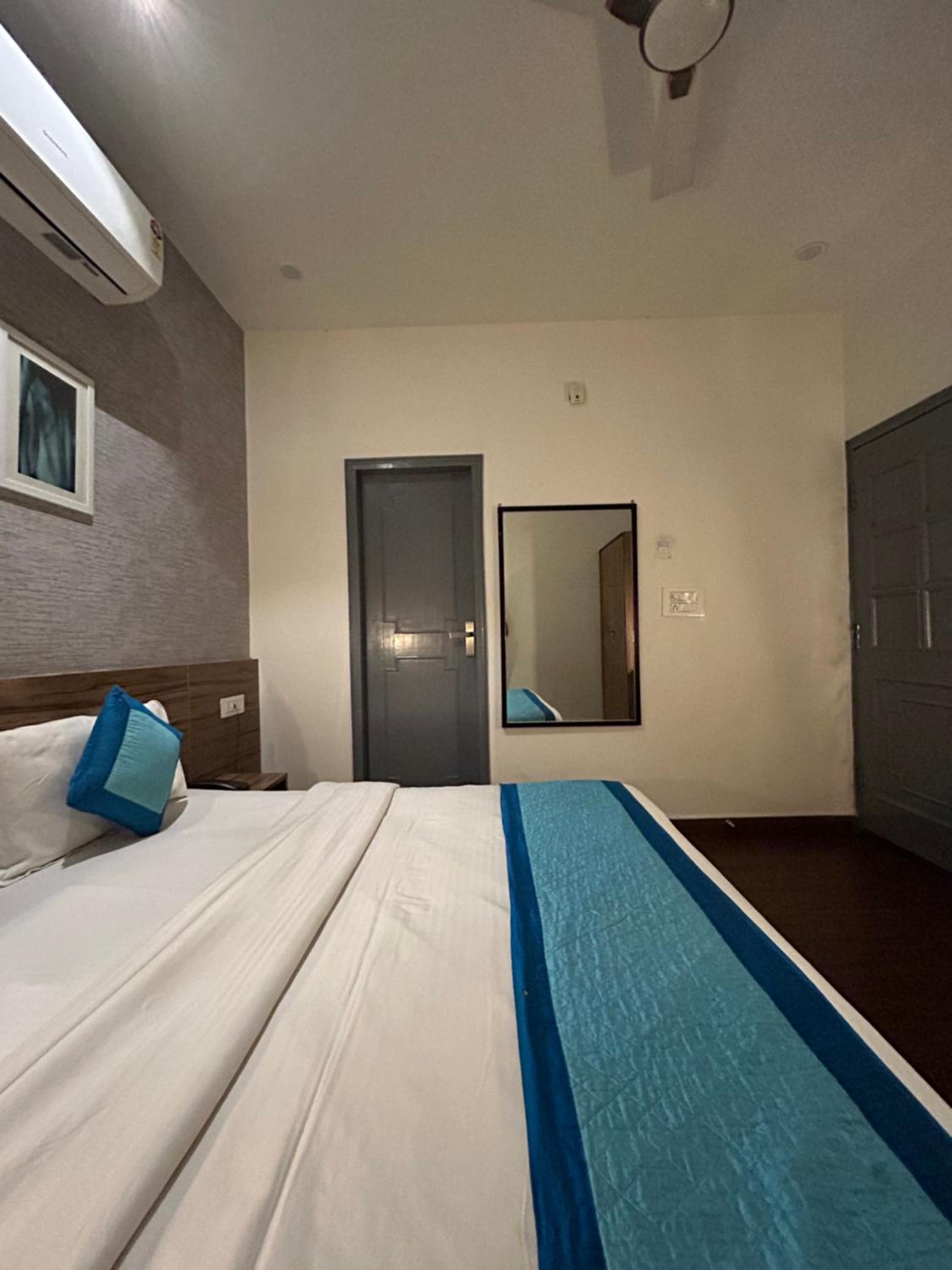 Budget Double Room - Photo 6