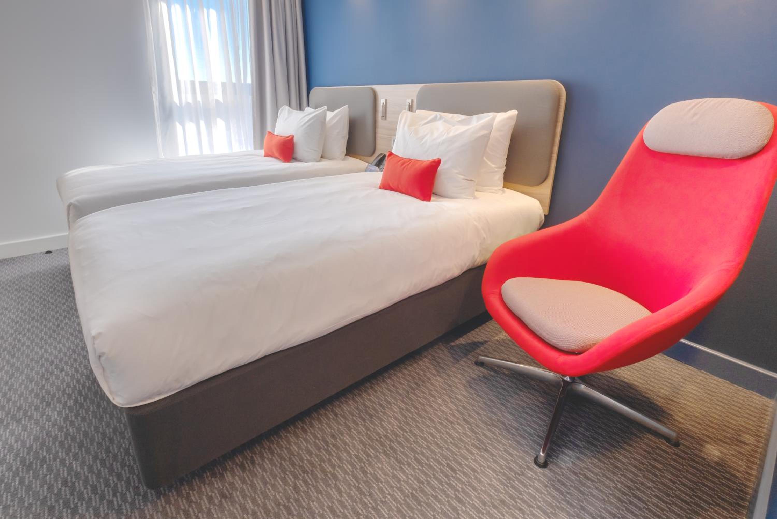 Standard Room with Free Hot Breakfast - Photo 3