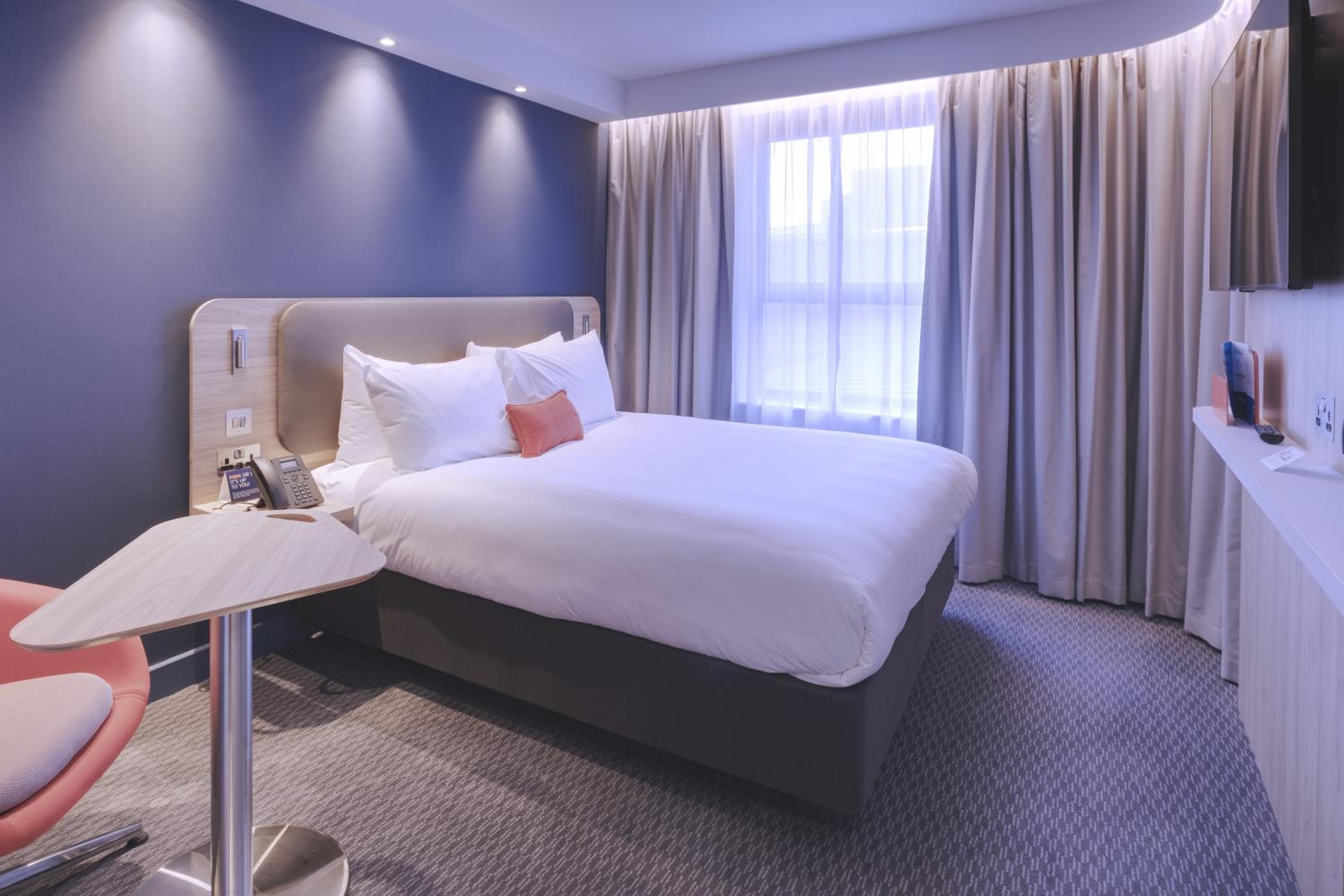 Standard Queen Room with Free Hot Breakfast - Photo 5