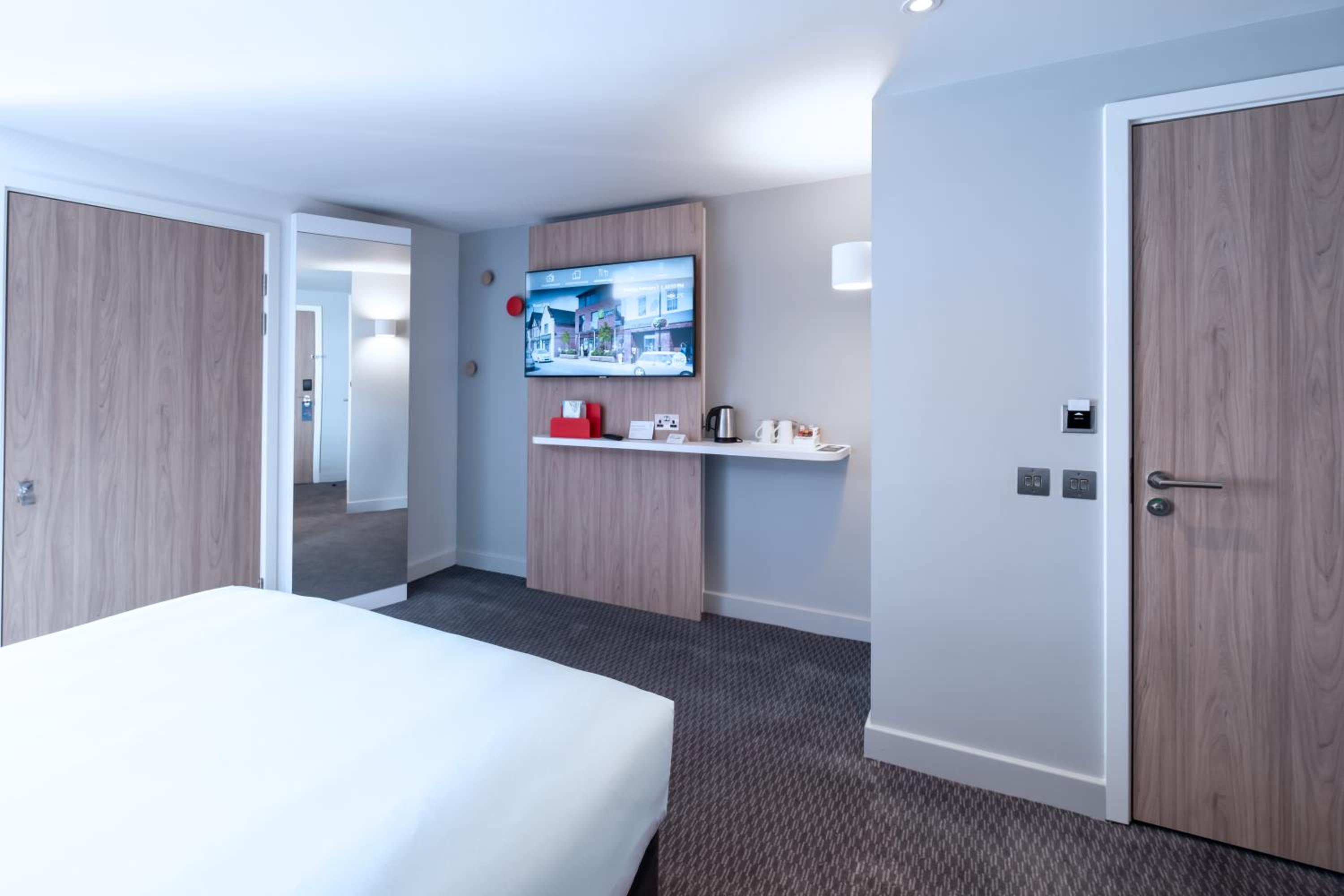 Standard Room with Free Hot Breakfast - Photo 4