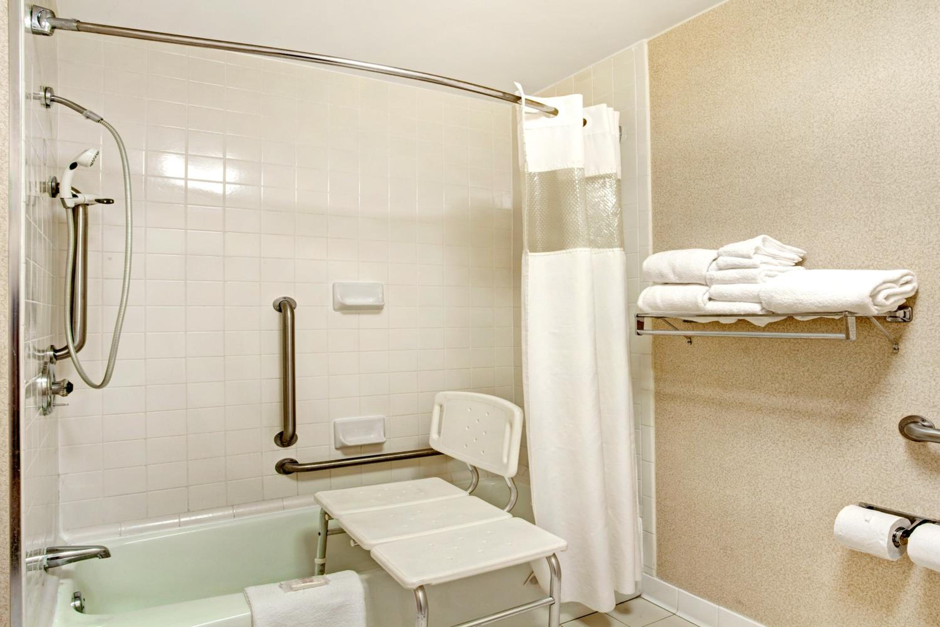 Double Room with Bathtub with Grab Bars - Mobility Accessible/Non-Smoking - Photo 2