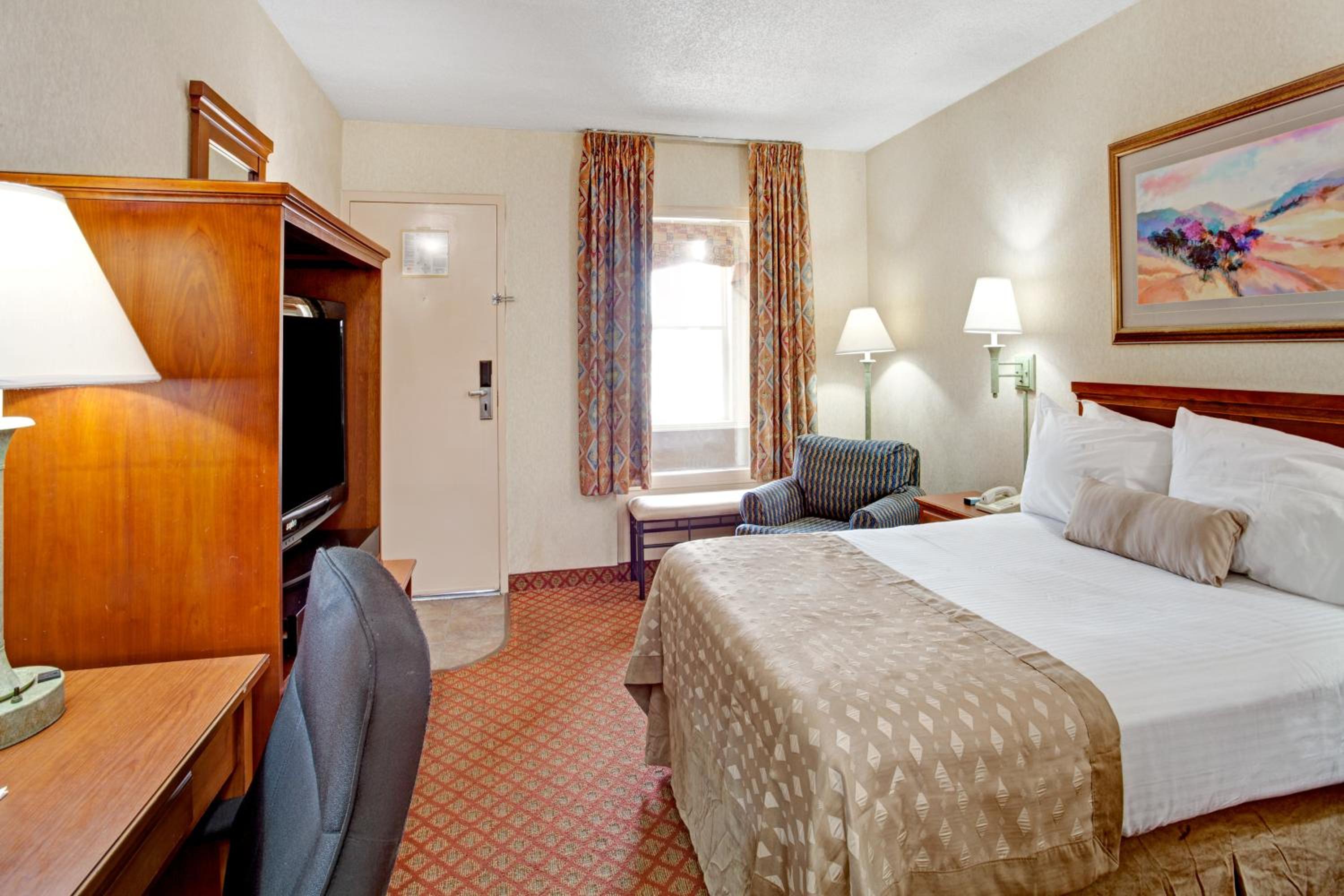 Double Room with Bathtub with Grab Bars - Mobility Accessible/Non-Smoking - Photo 1