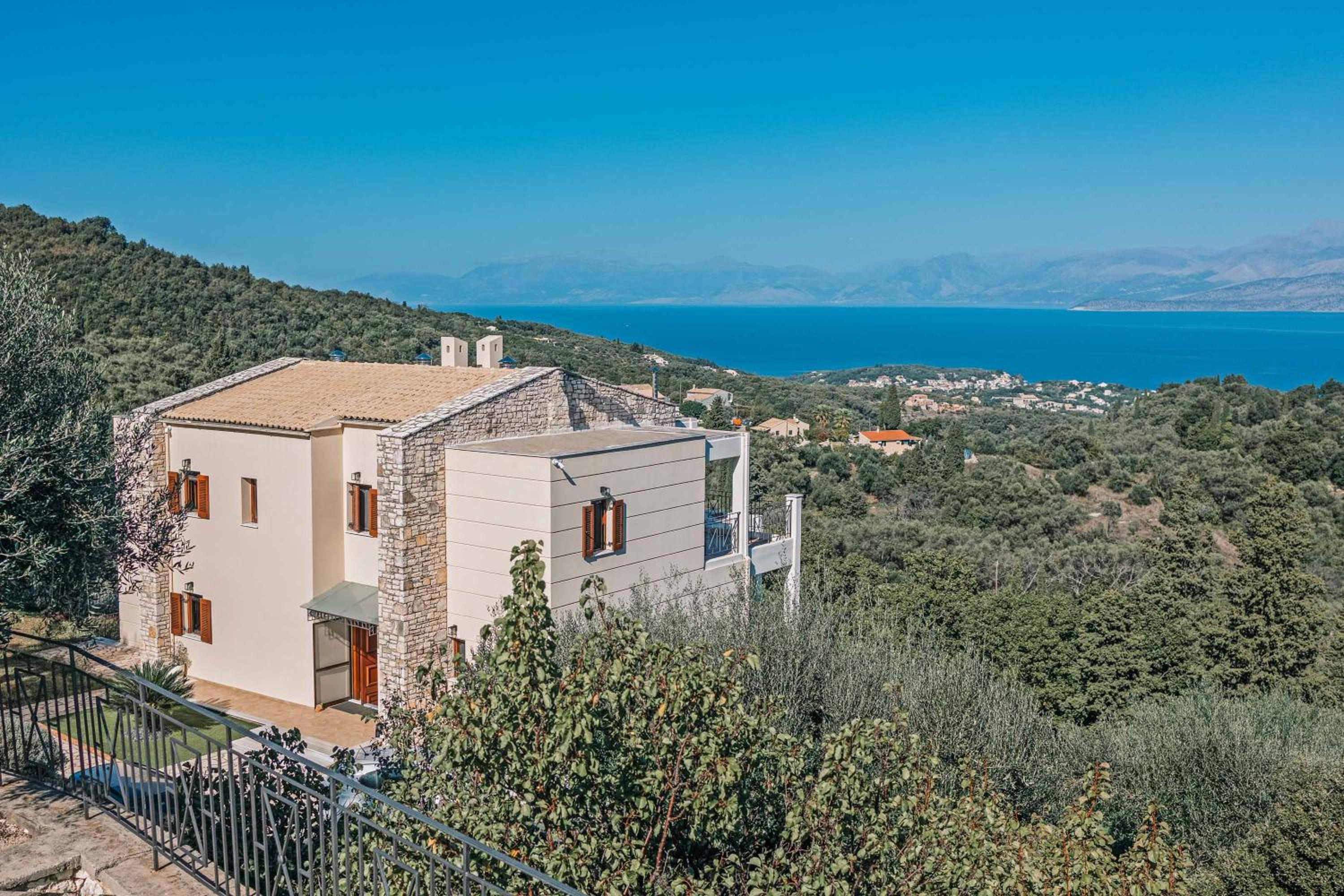 Six-Bedroom Villa  photo 3
