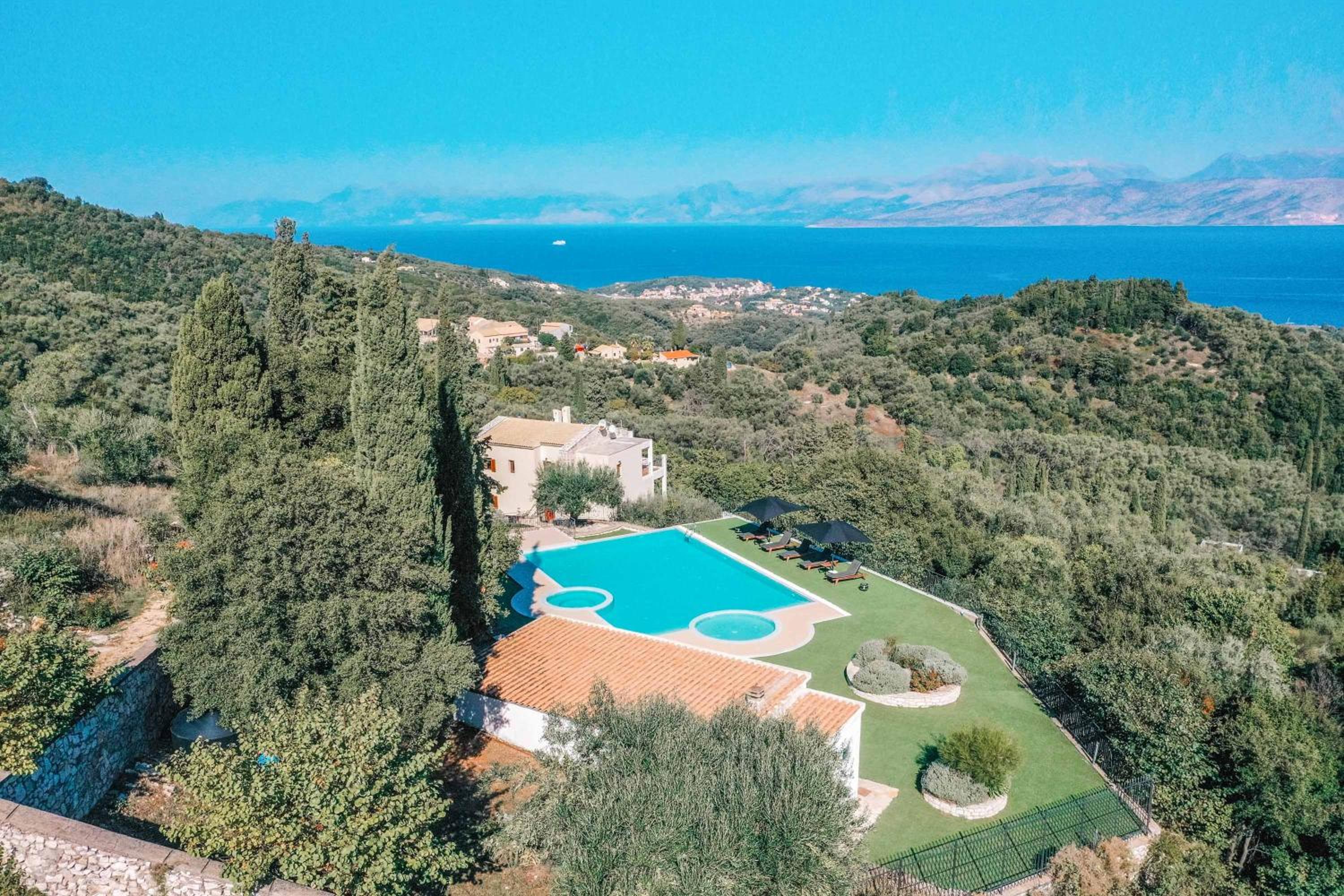 Six-Bedroom Villa  photo 2