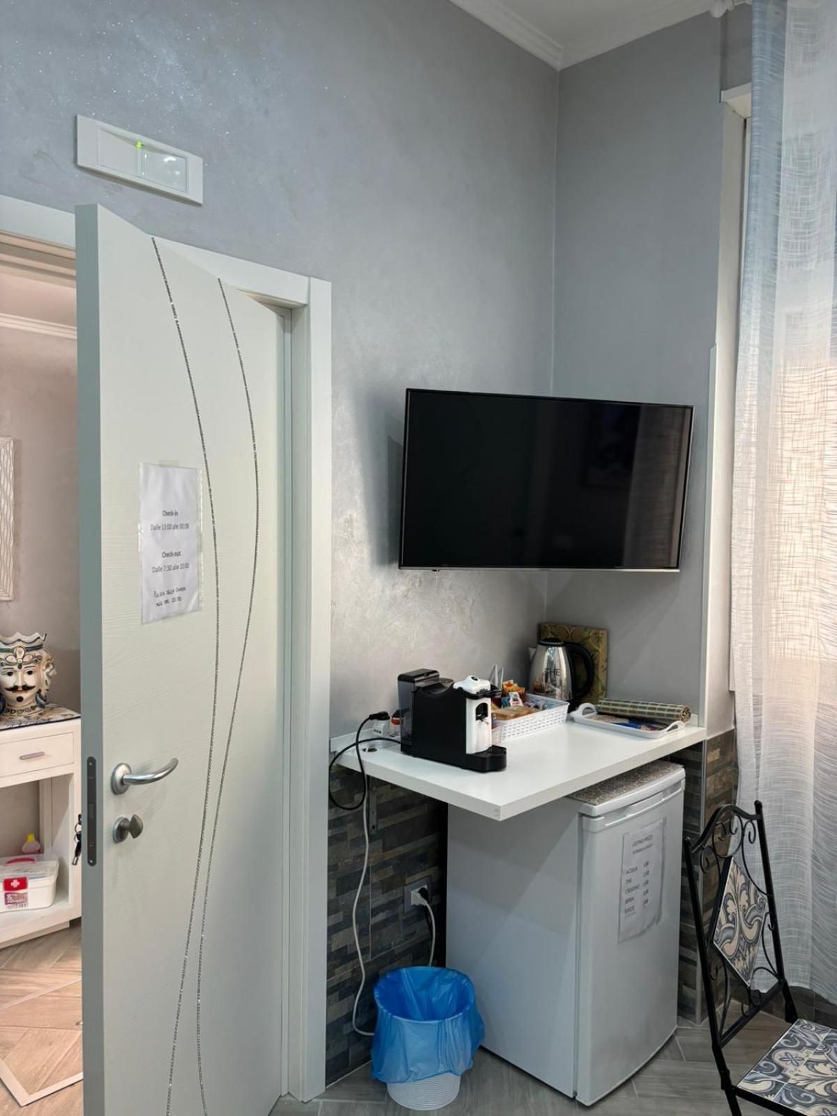 Deluxe Room - Photo 12