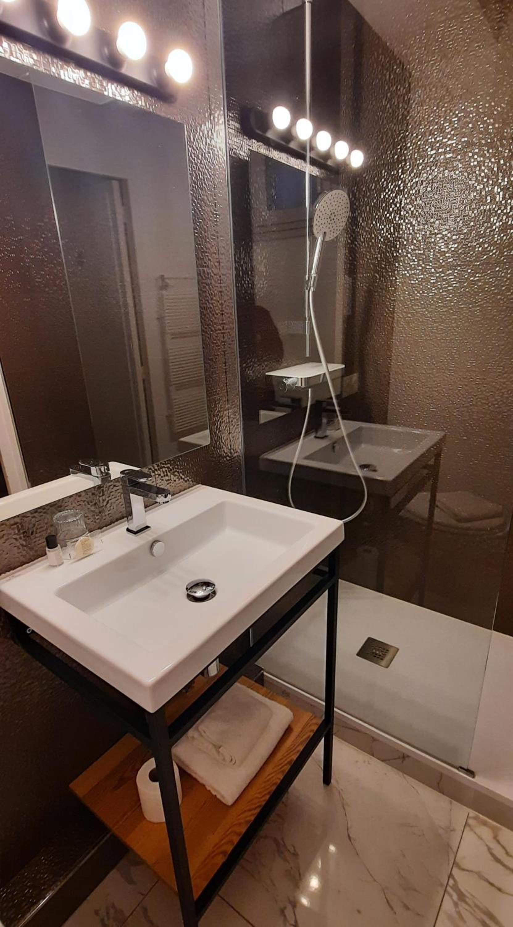 Classic Double Room With Courtyard View - Photo 2