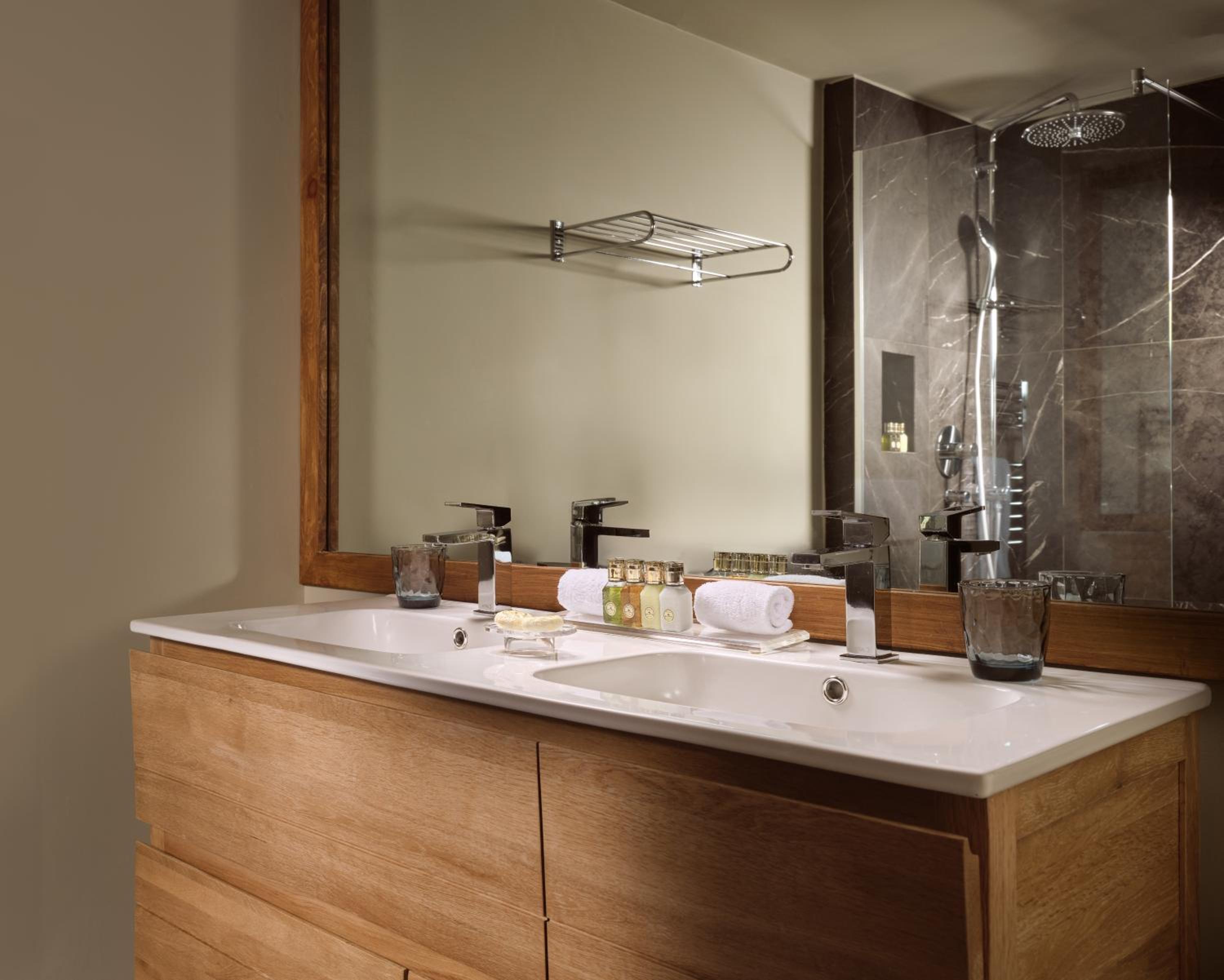 Superior Double Room thumbnail 5