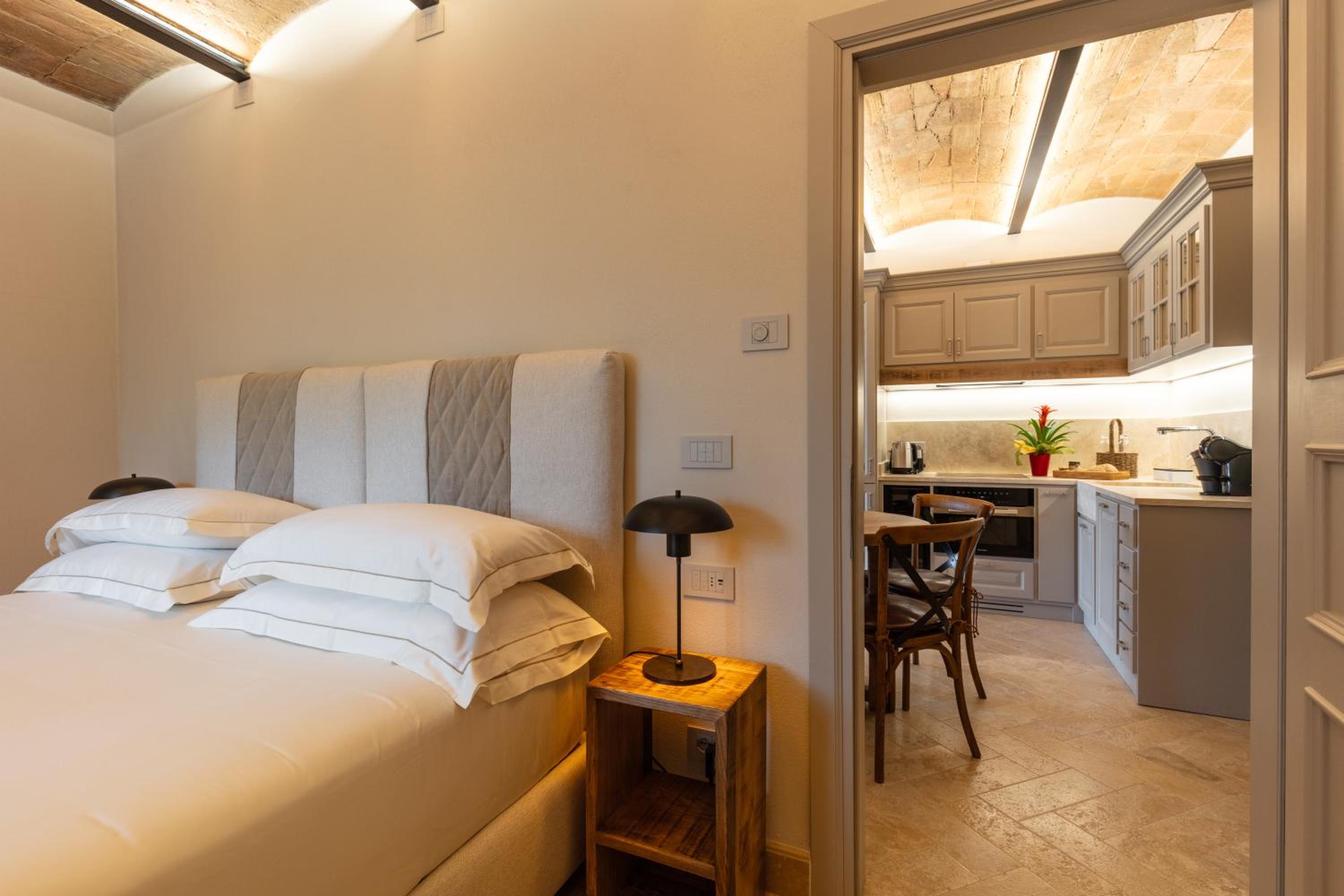 Deluxe One-Bedroom Apartment