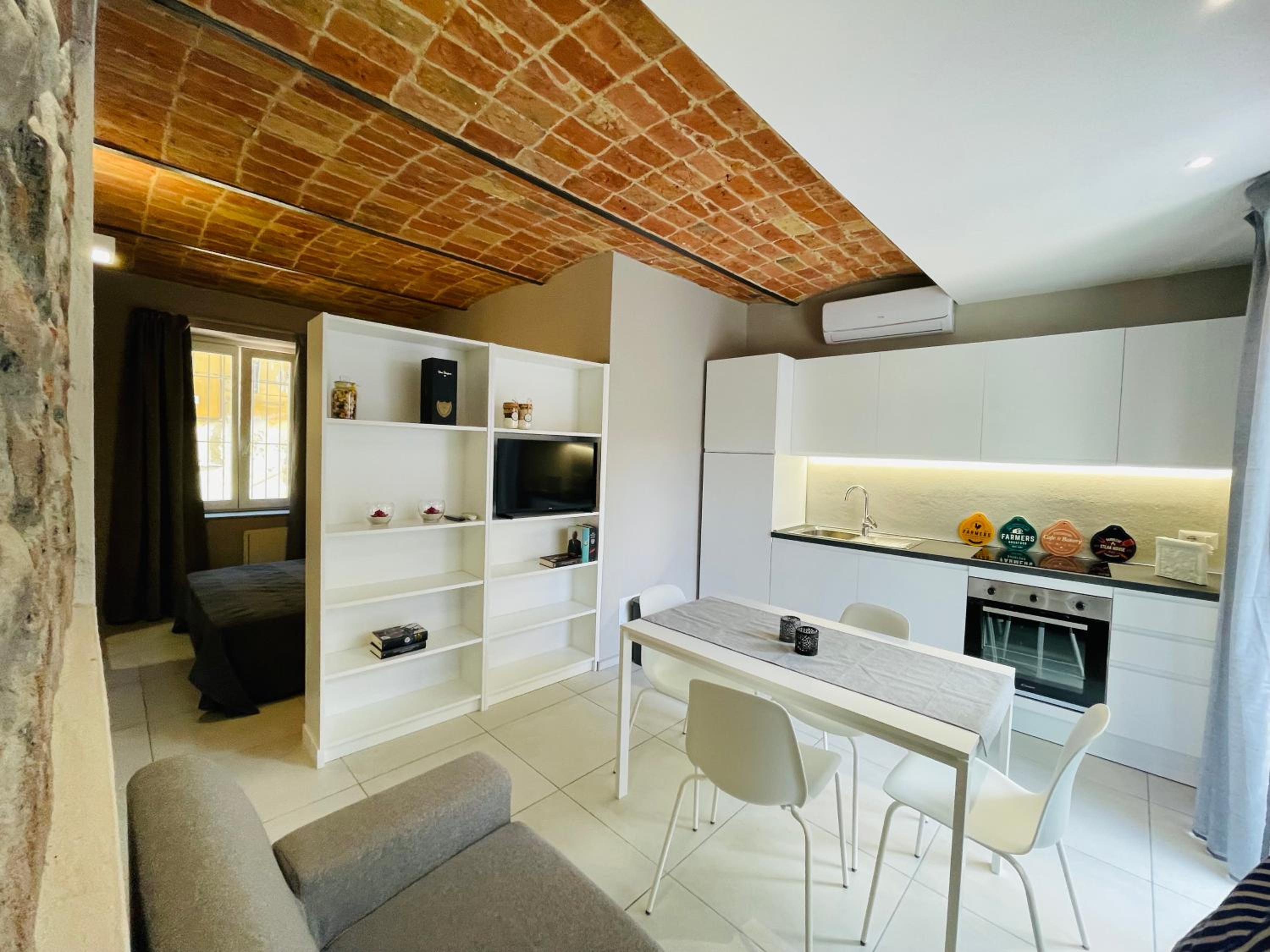 One-Bedroom Apartment photo 1