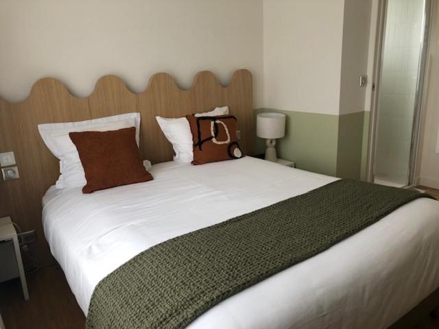 Standard Double Room with Courtyard View - Photo 12