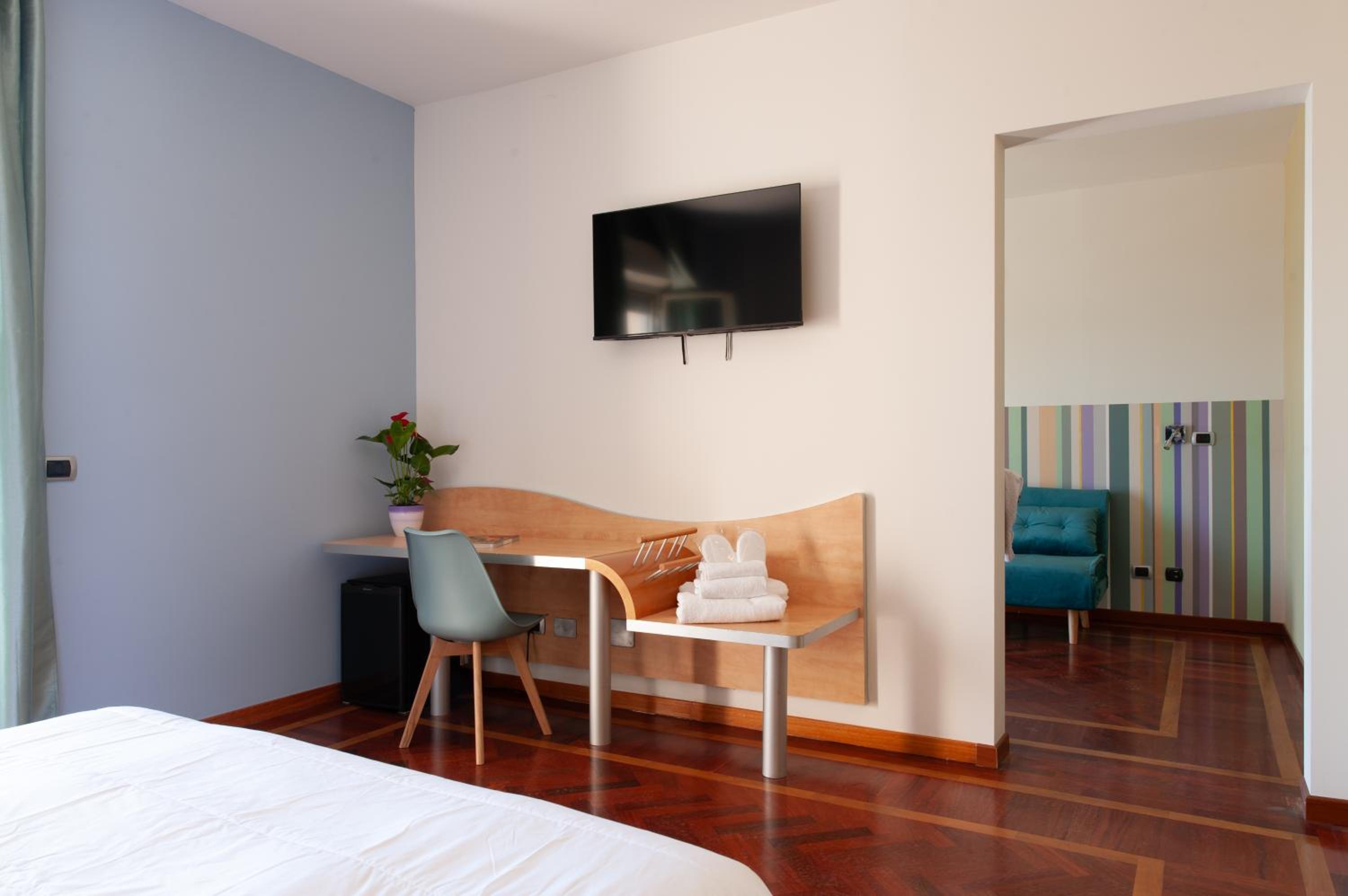 Junior Suite with Balcony - Photo 4