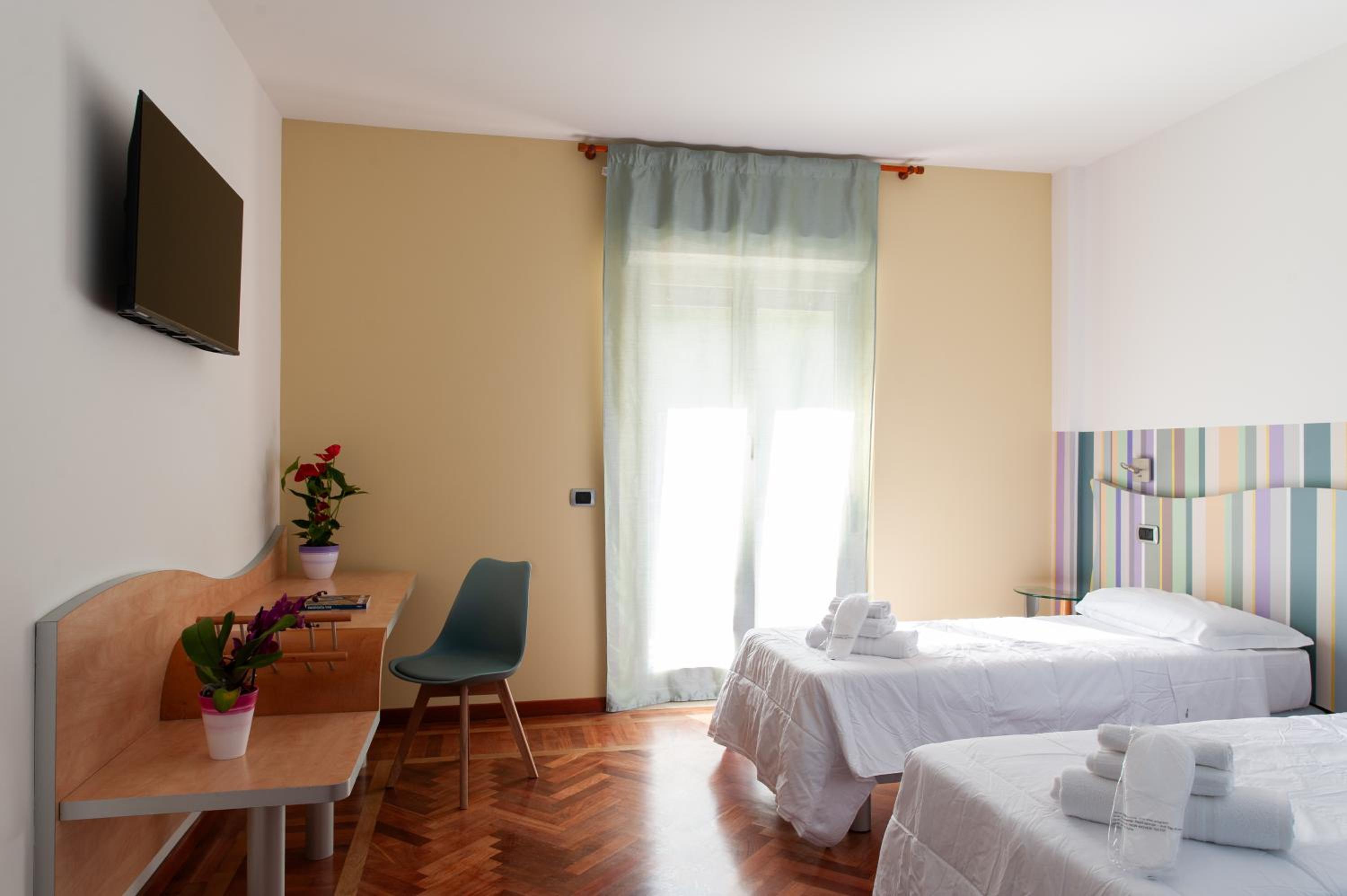 Standard Double or Twin Room - Photo 4