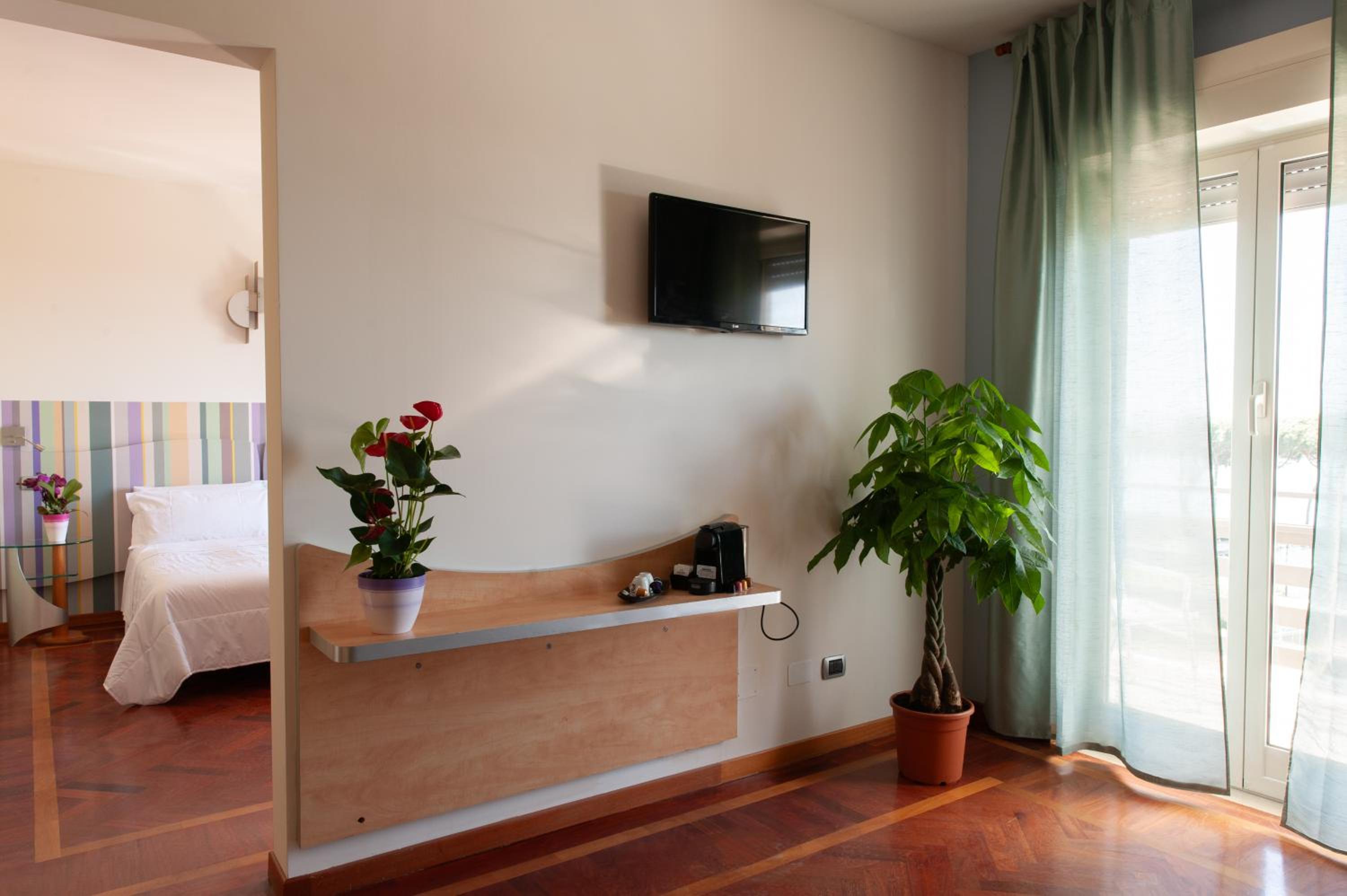 Junior Suite with Balcony - Photo 3