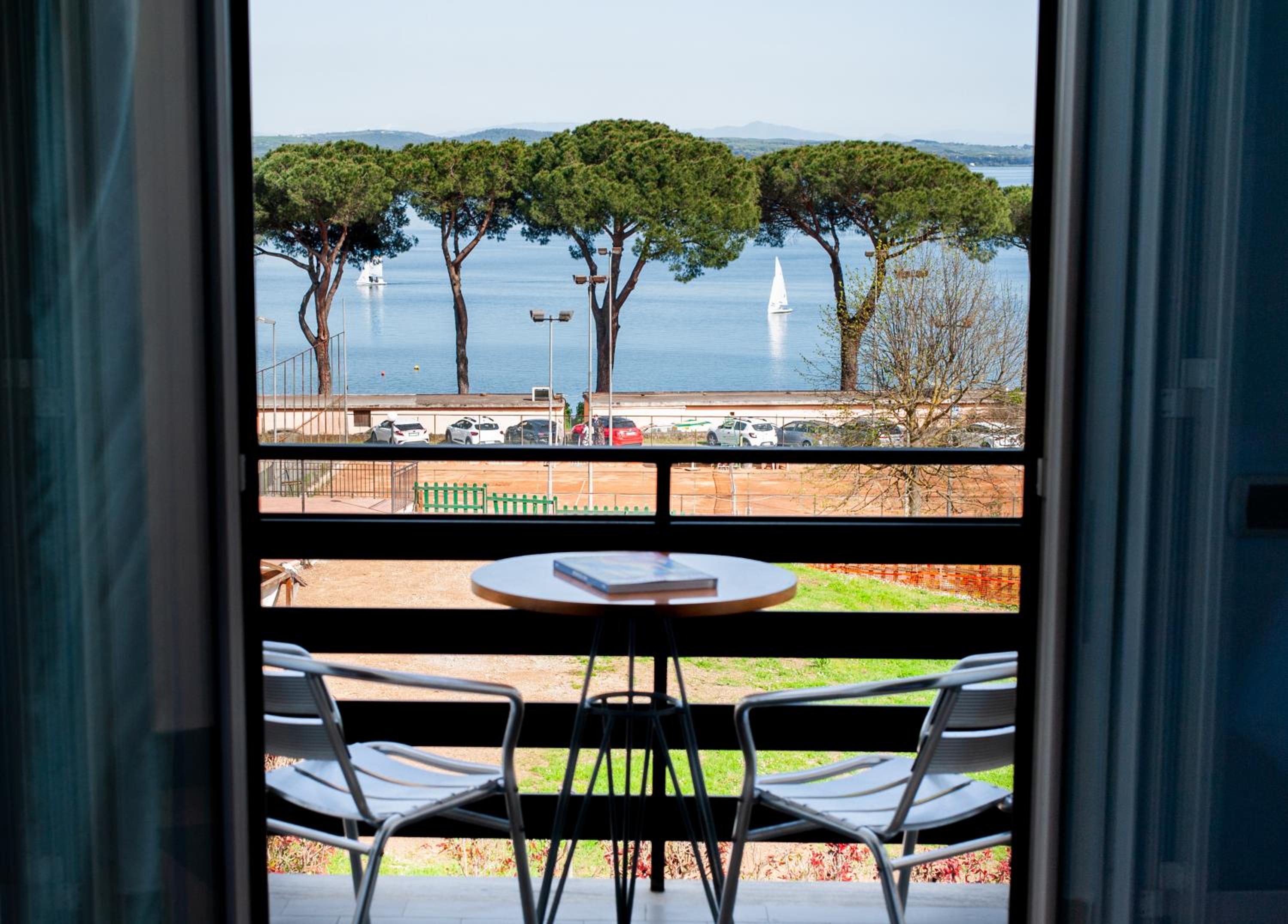Deluxe Double or Twin Room with Lake View - Photo 6