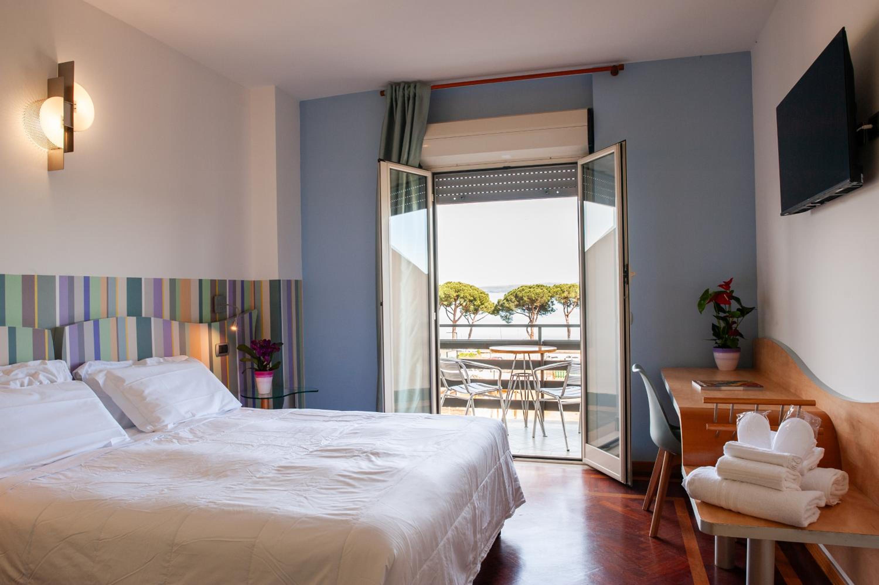 Deluxe Double or Twin Room with Lake View - Photo 1