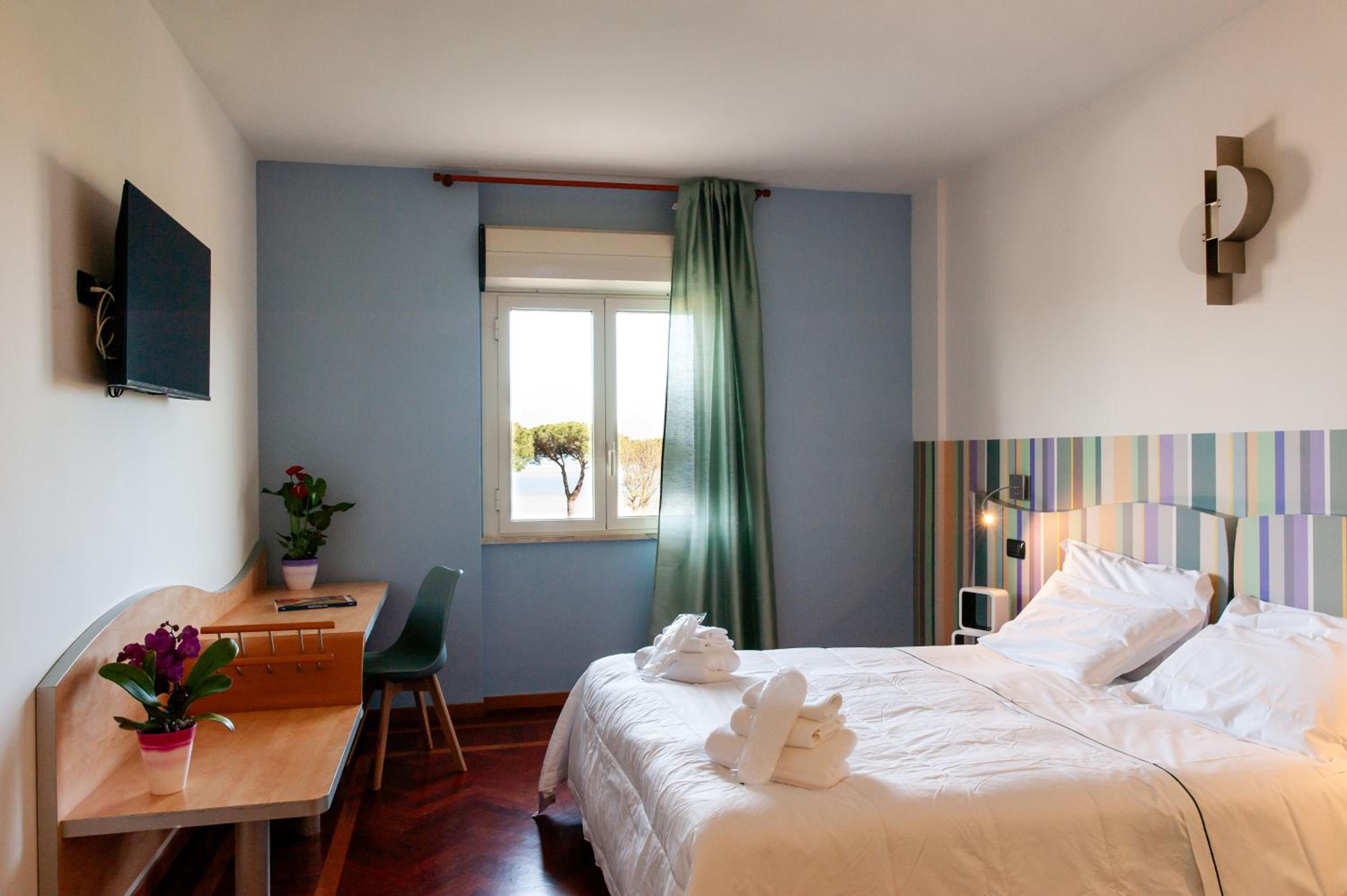 Double or Twin Room with Lake View - Photo 1