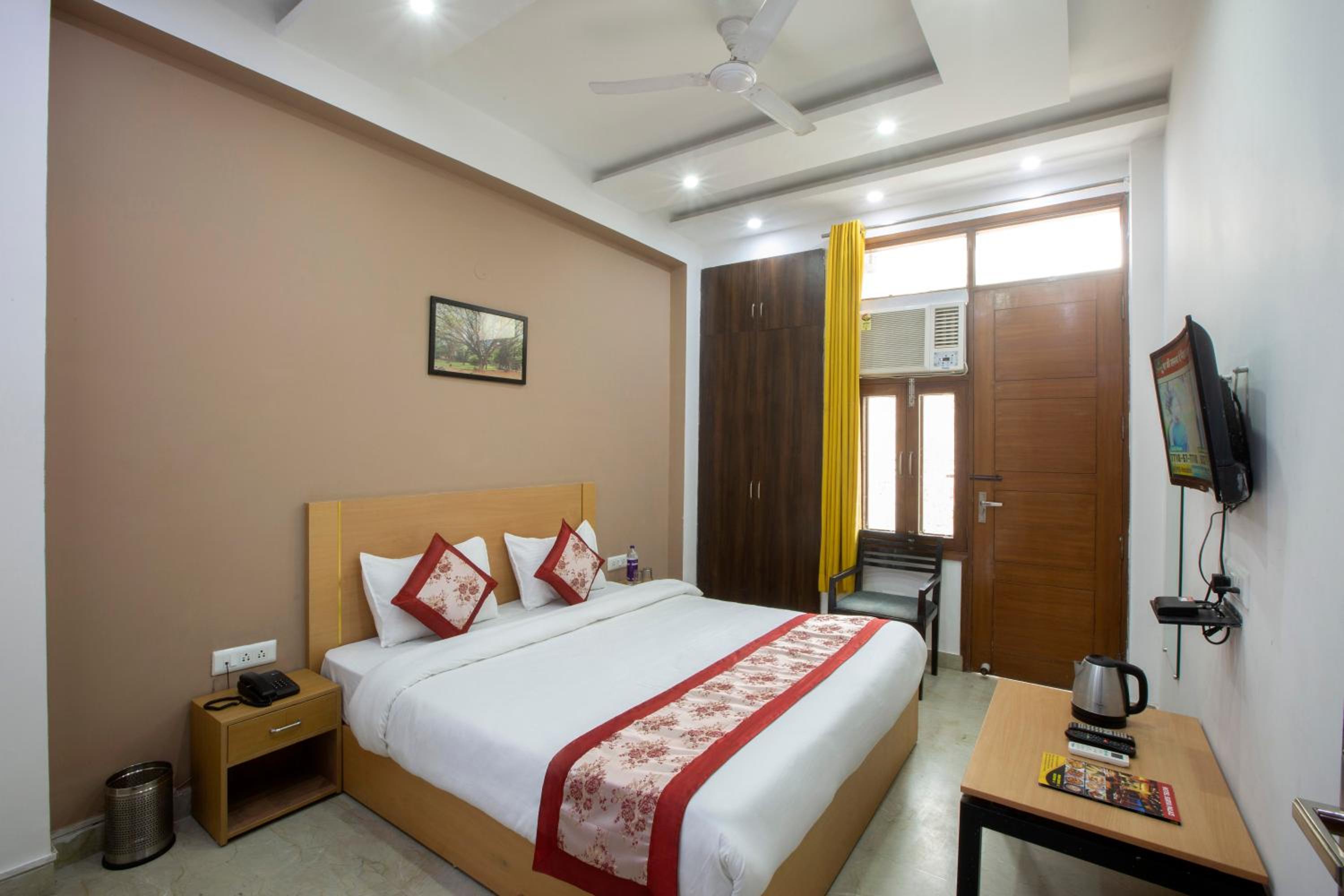 Deluxe Room - Photo 13