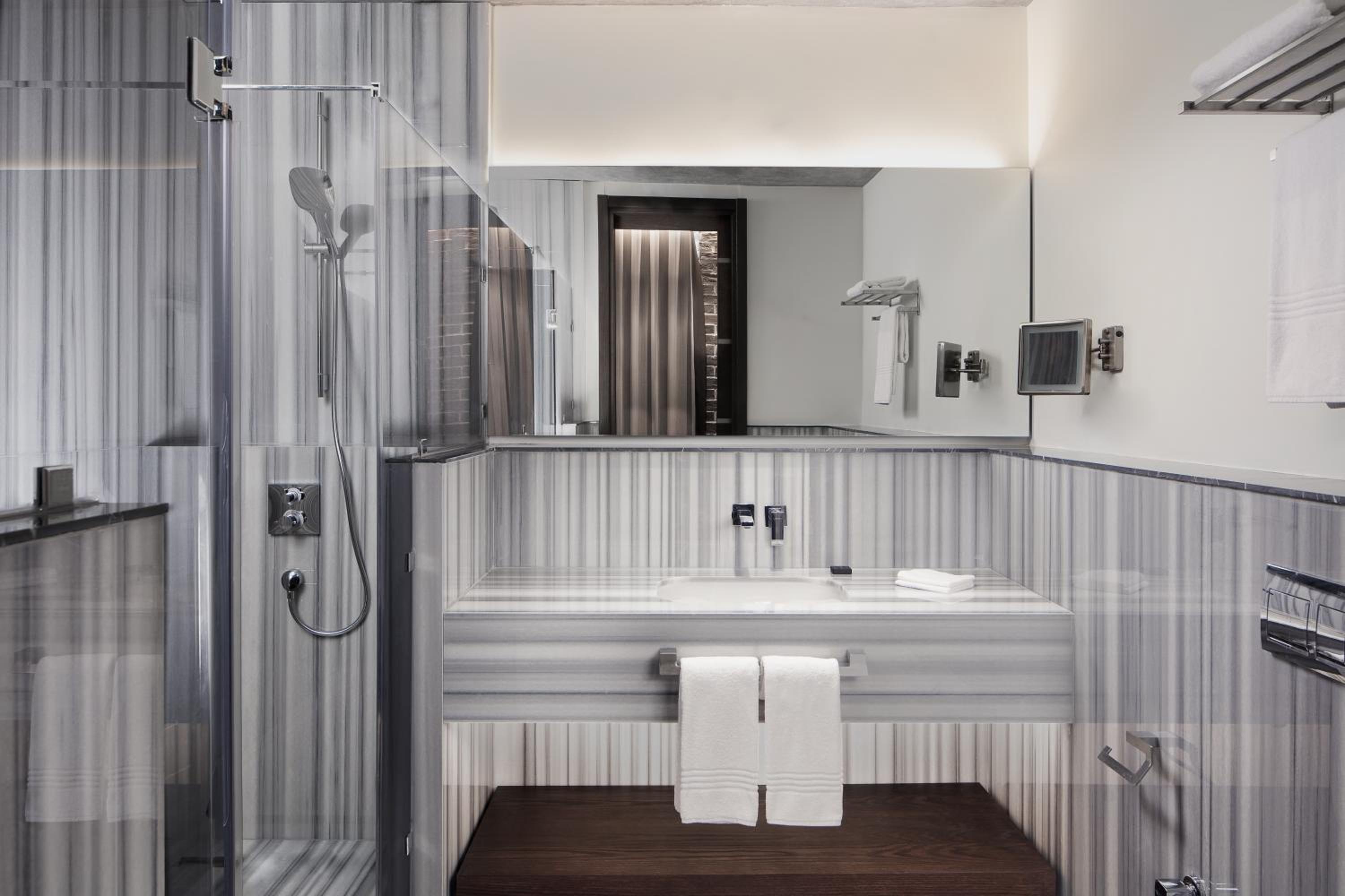 Banque Building King Suite