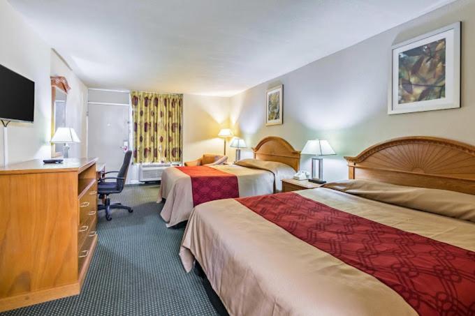 2 Queen Beds with Kitchenette - Photo 2