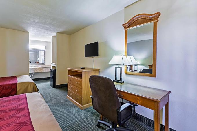 2 Queen Beds with Kitchenette - Photo 1