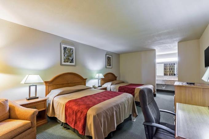 2 Queen Beds with Kitchenette - Photo 4