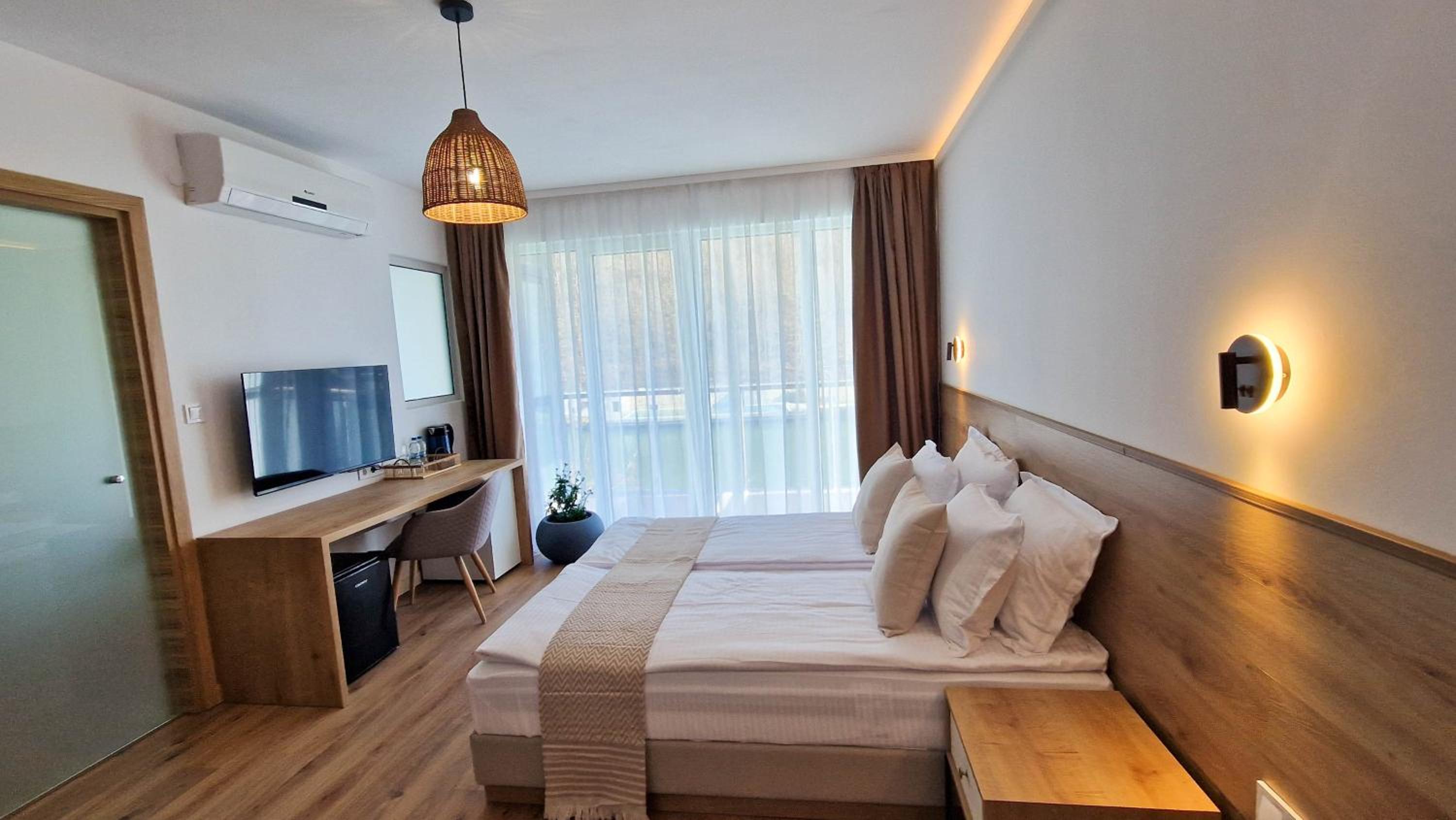 Deluxe Double Room with Bath photo 2