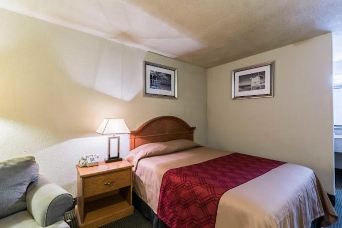 Queen Bed - Photo 2