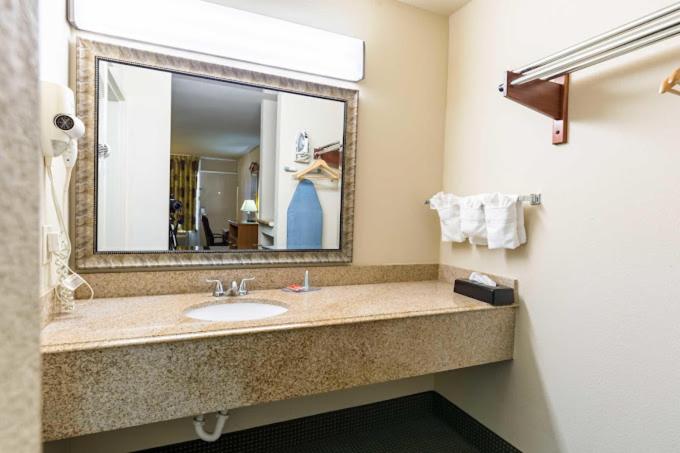 2 Queen Beds with Kitchenette - Photo 3