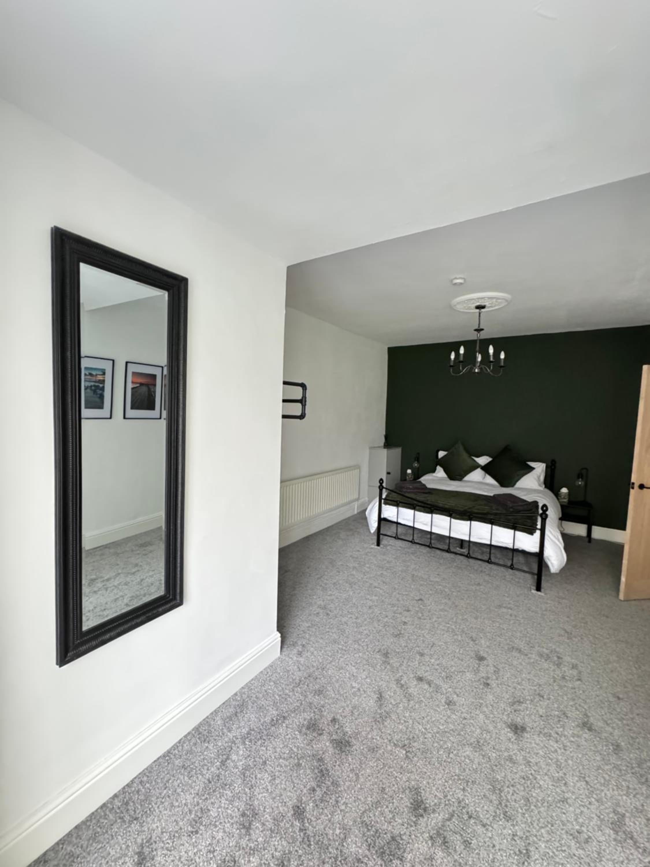 Six-Bedroom House photo 3