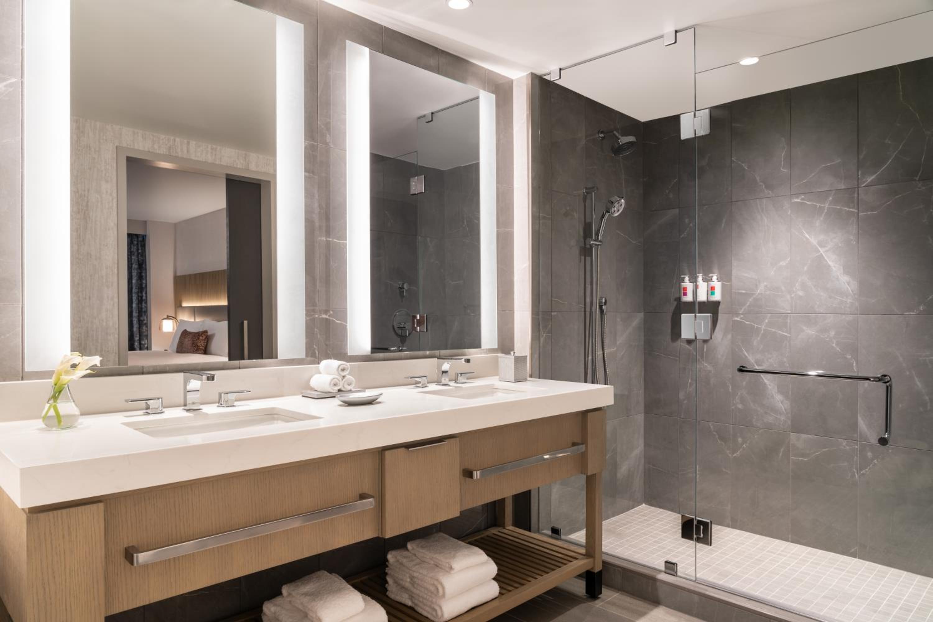 Suite - Photo 2
