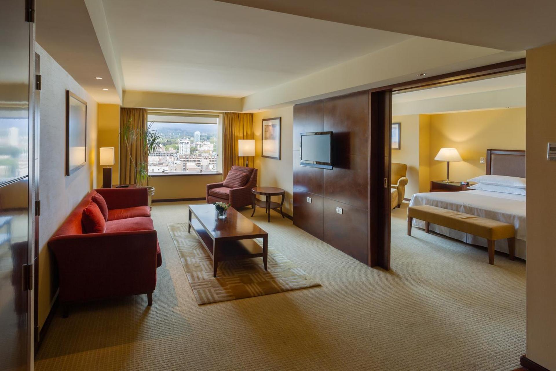 Club Suite, 1 King Bed (Gobernador) thumbnail 6