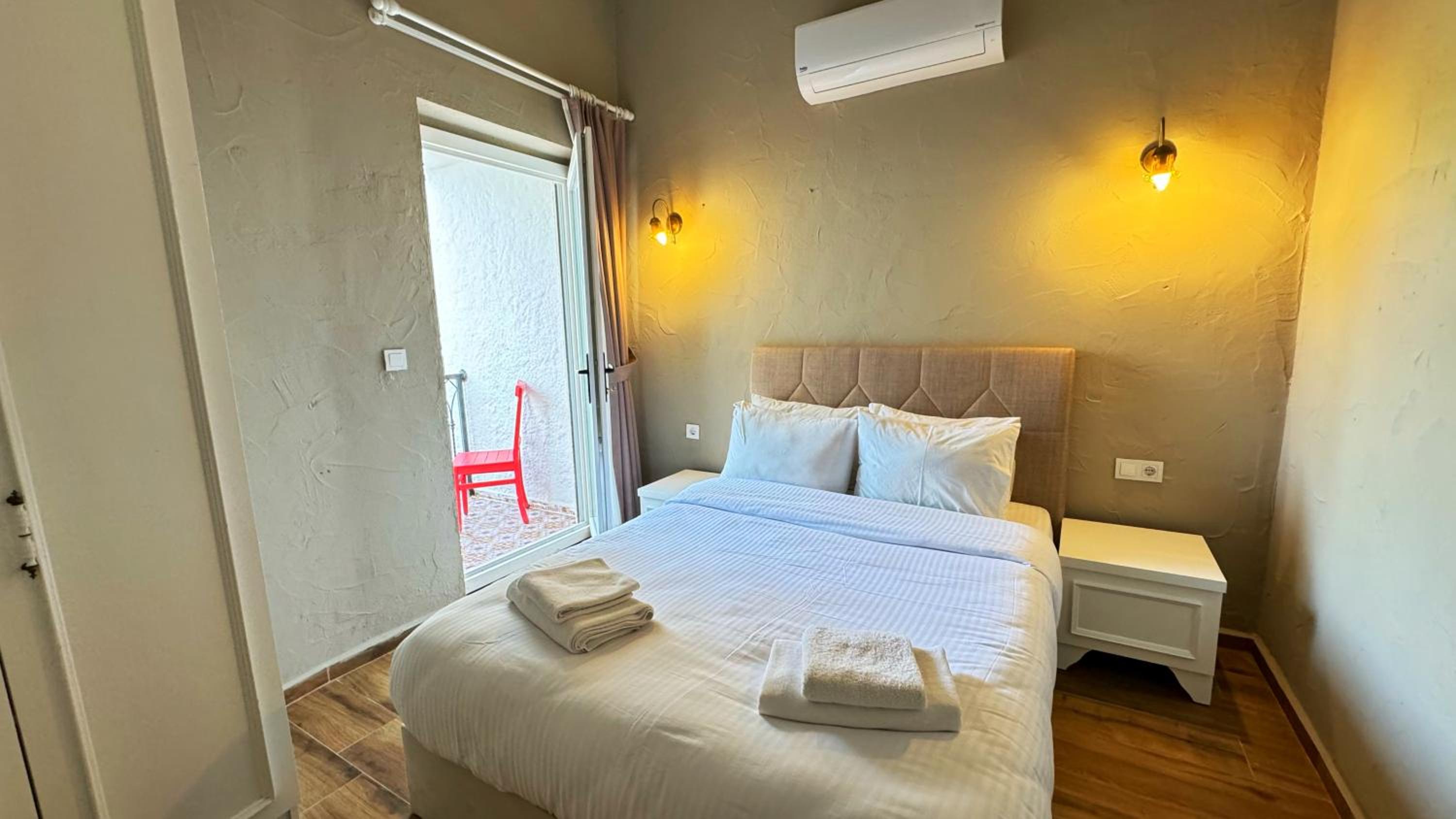 Suite with Balcony - Photo 6