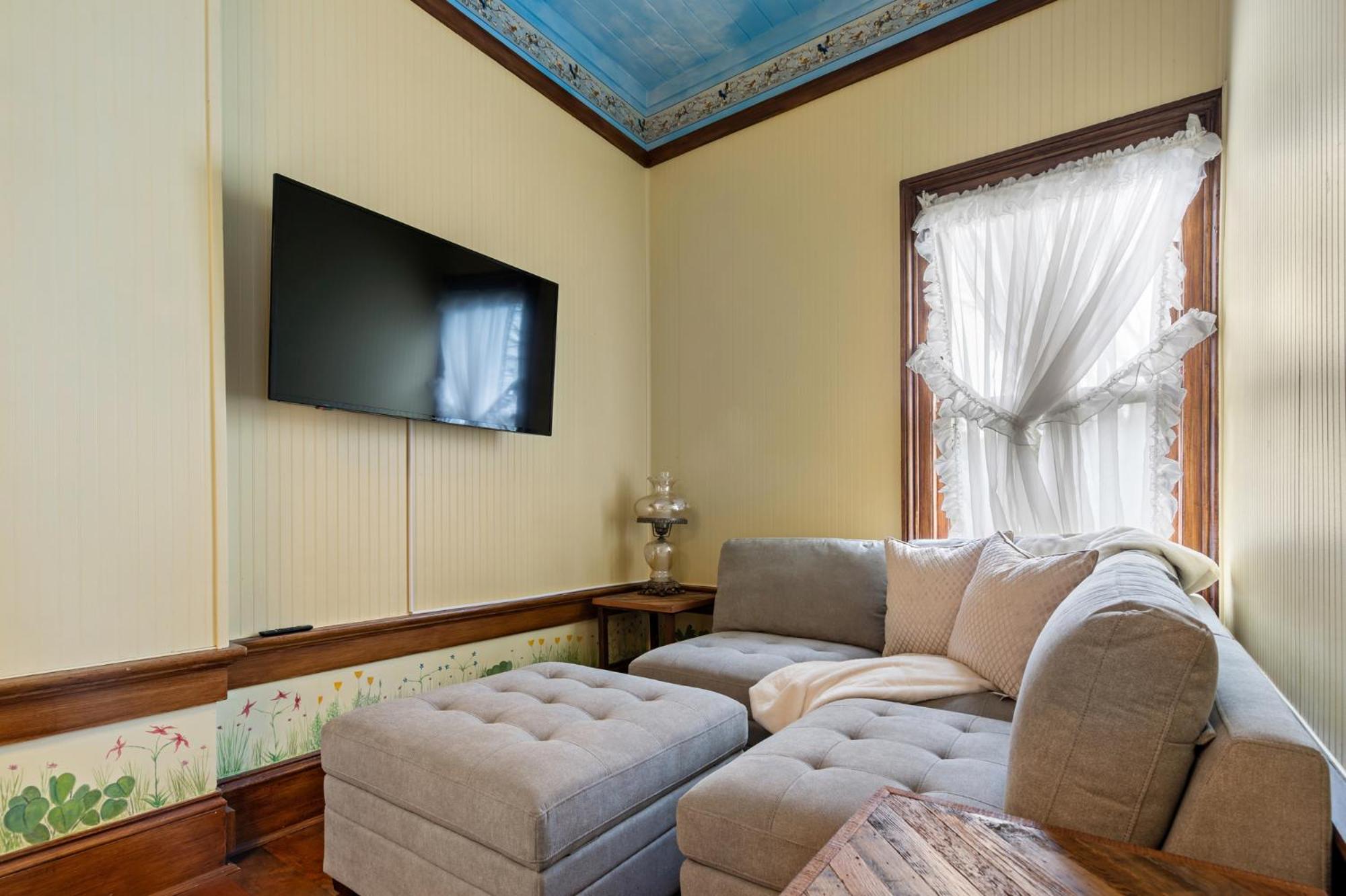 Family Room with Balcony photo 1