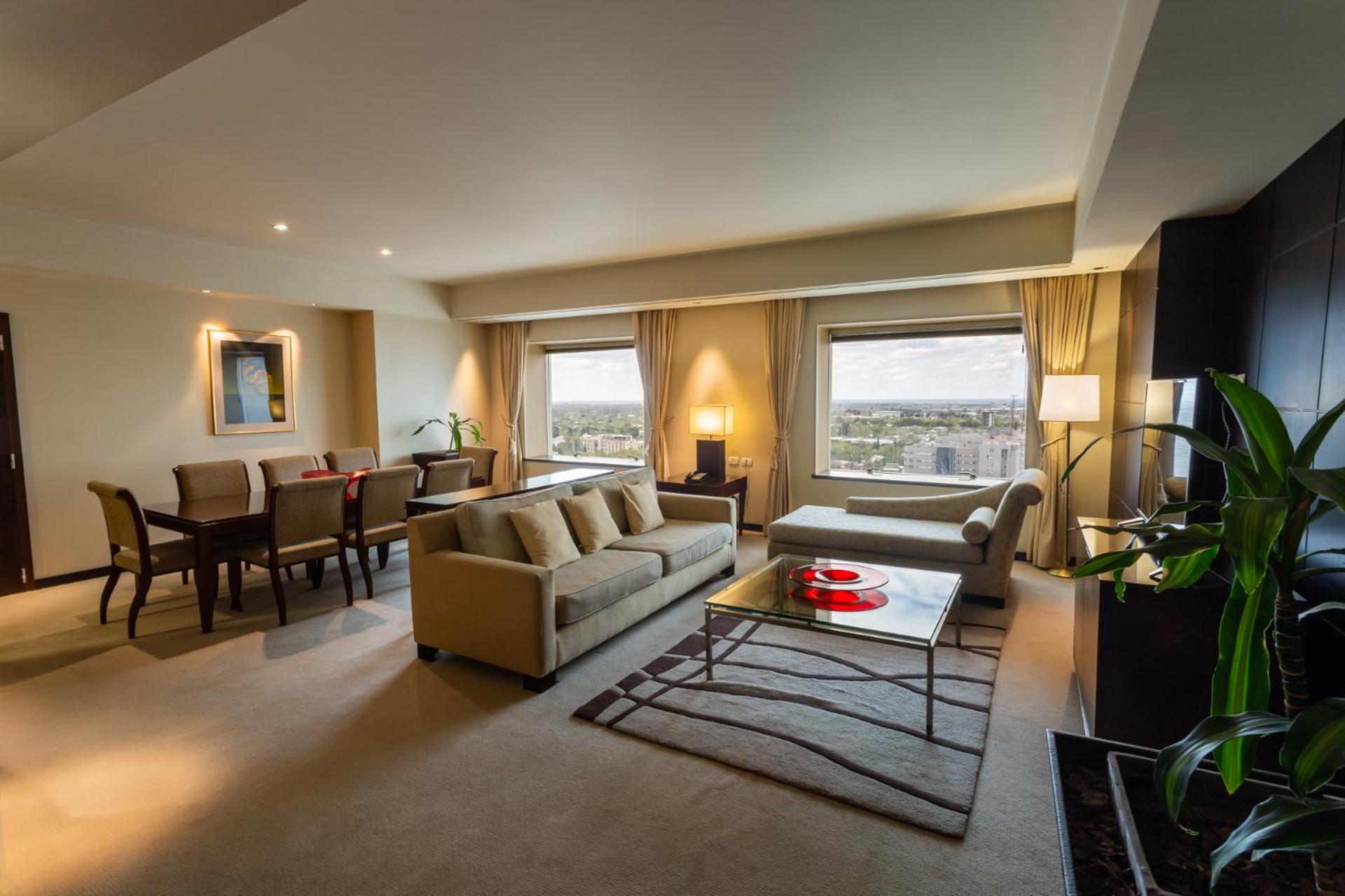 Governor Suite, Club lounge access, Suite, 1 King, City view