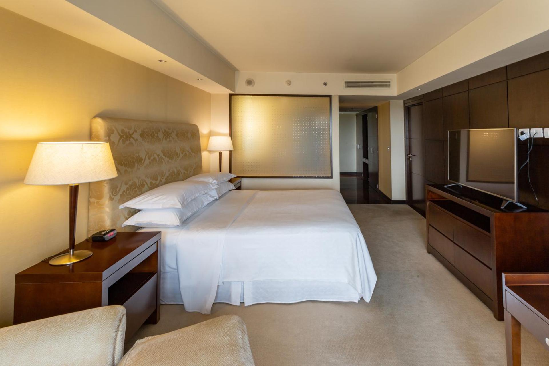 Governor Suite, Club lounge access, Suite, 1 King, City view thumbnail 6