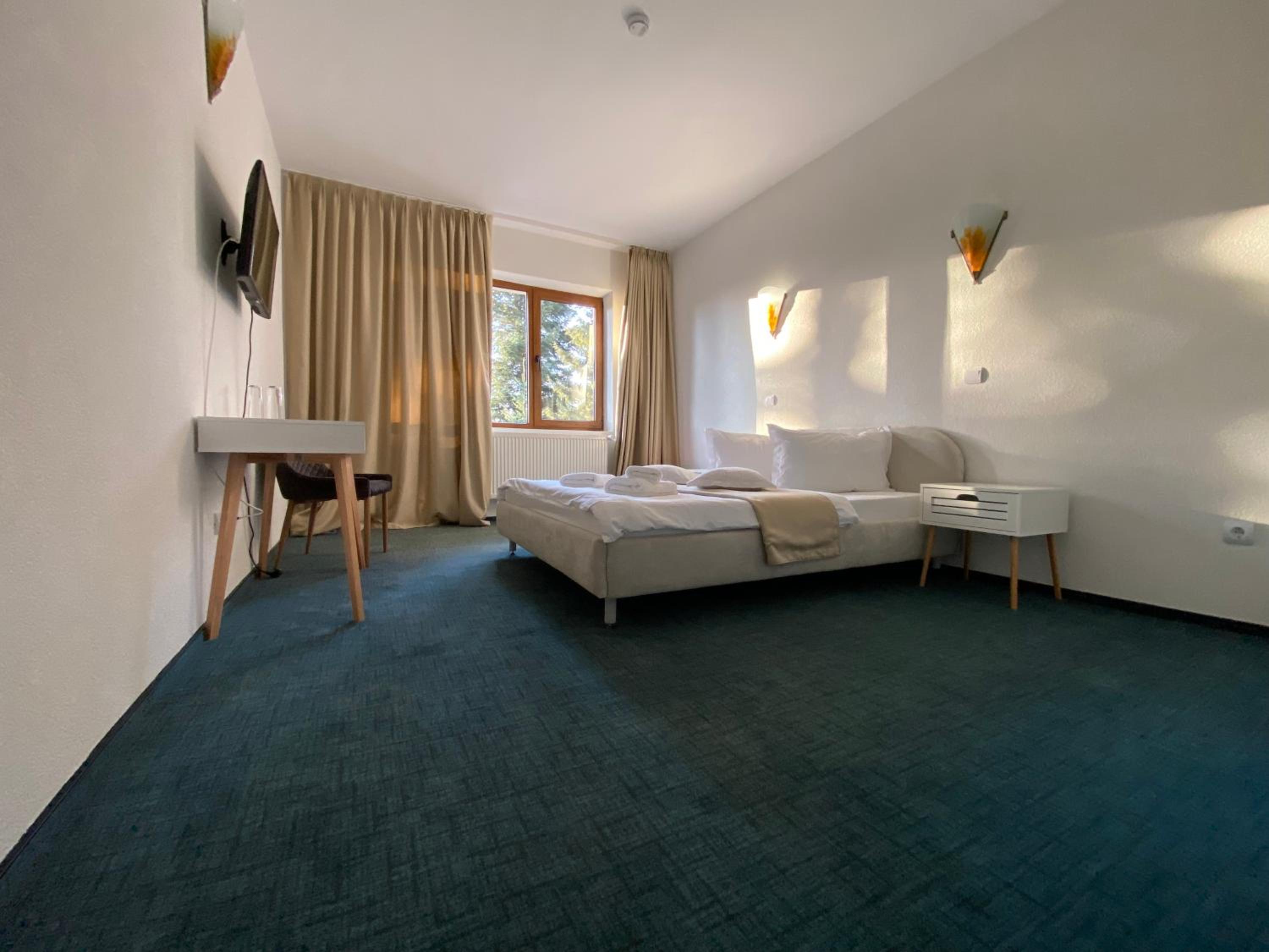 Double Room with Balcony - Photo 8