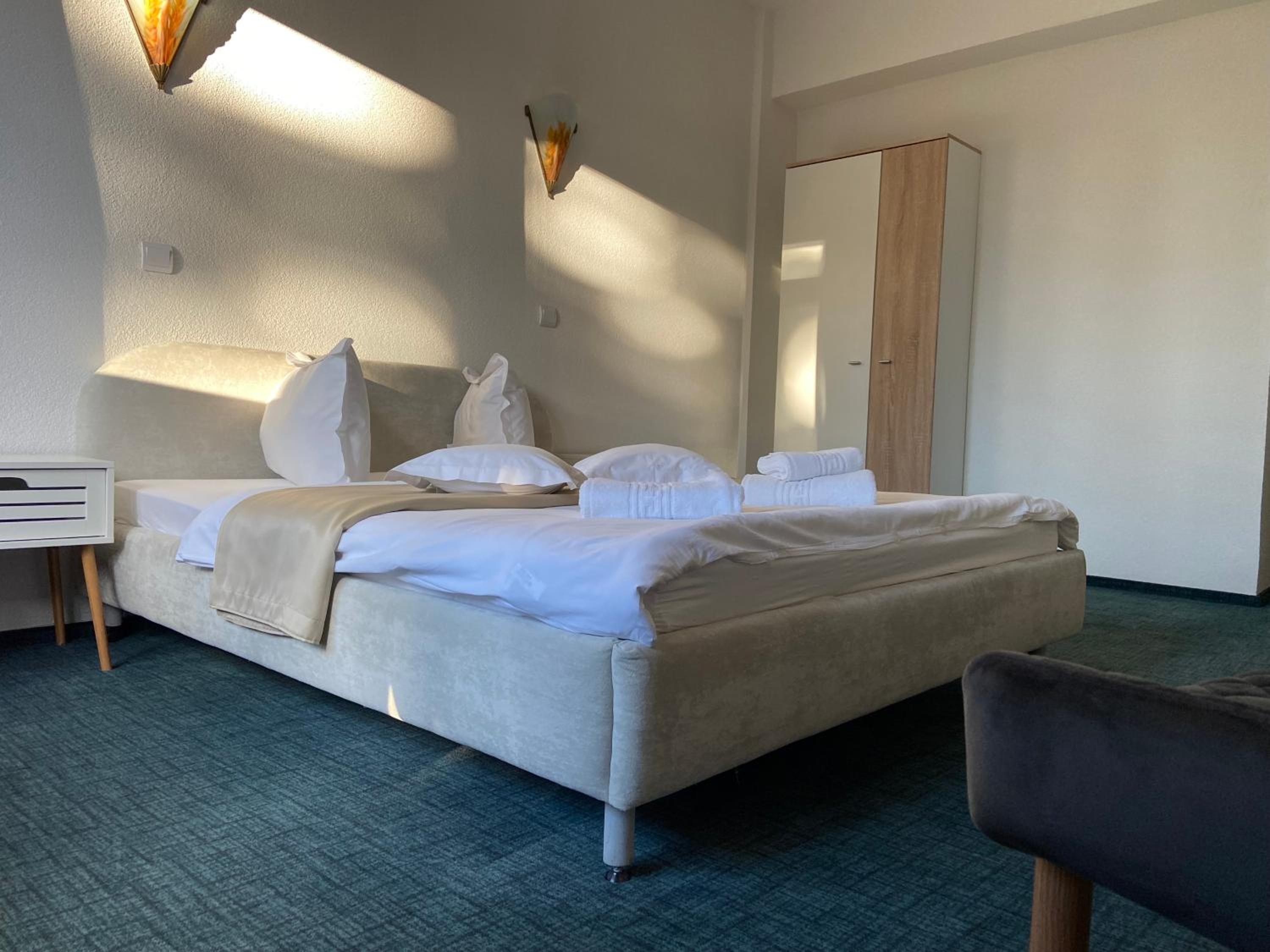 Double Room with Balcony - Photo 9