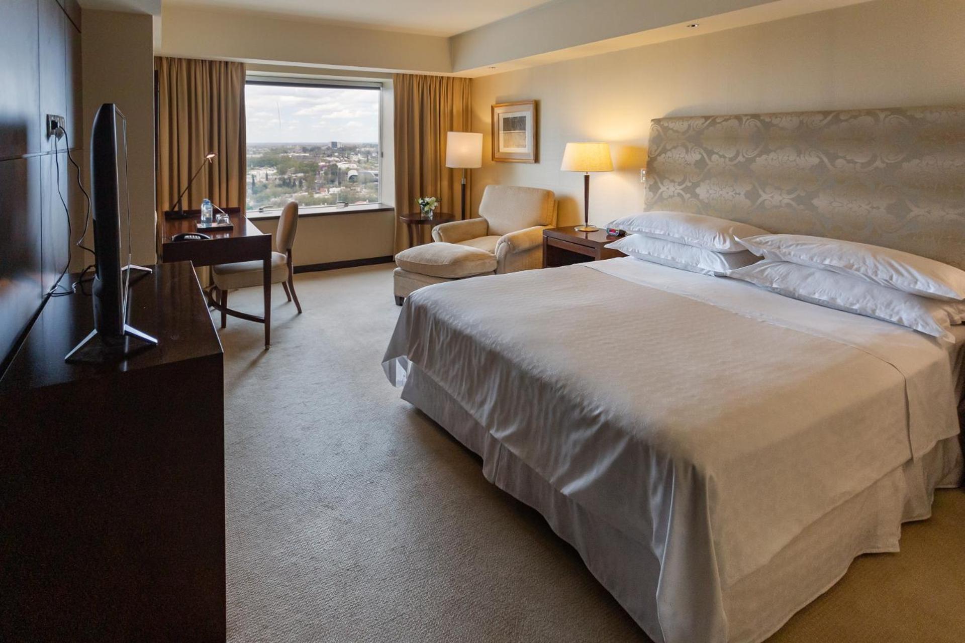 Governor Suite, Club lounge access, Suite, 1 King, City view thumbnail 5