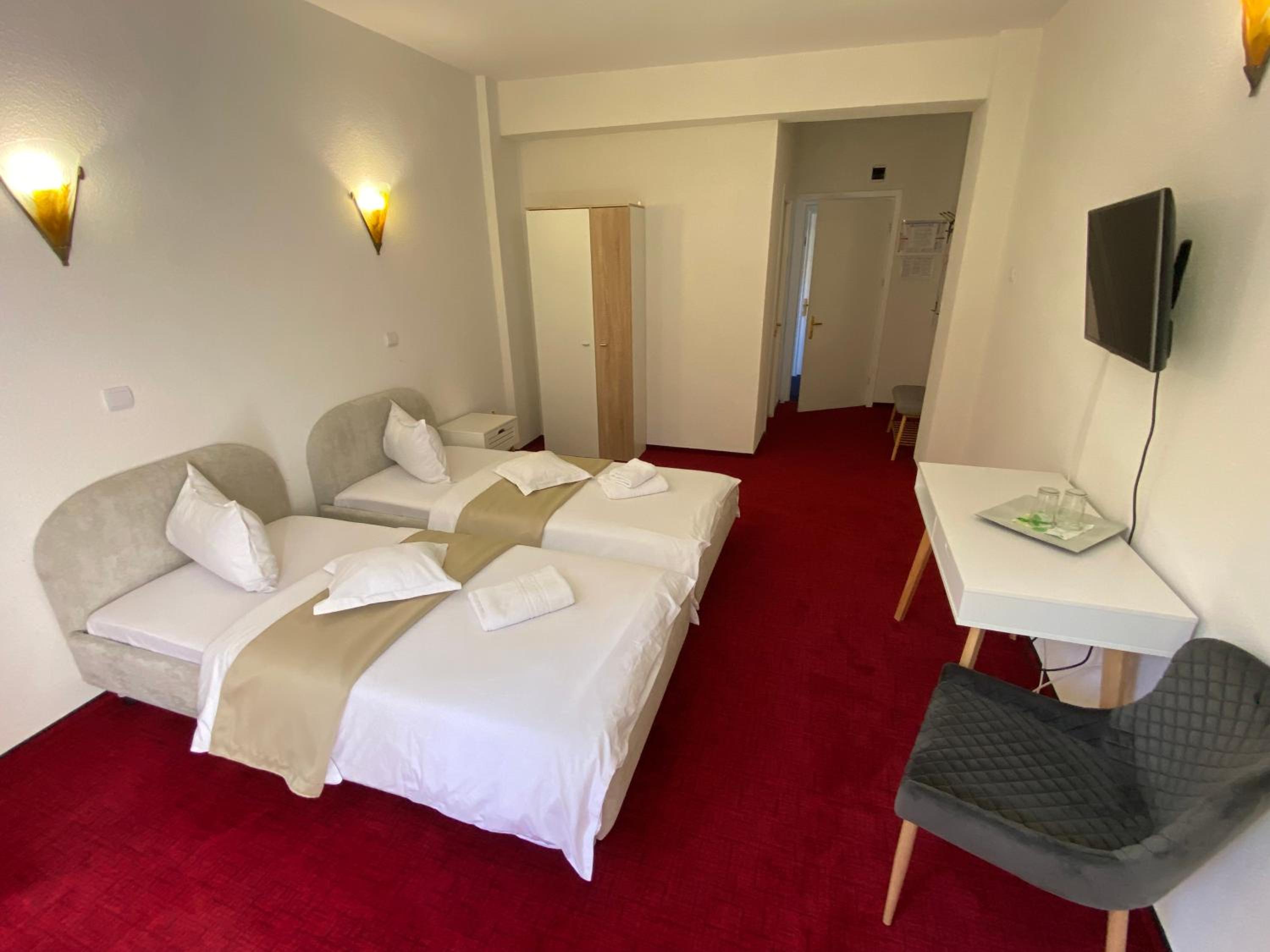 Twin Room - Photo 7