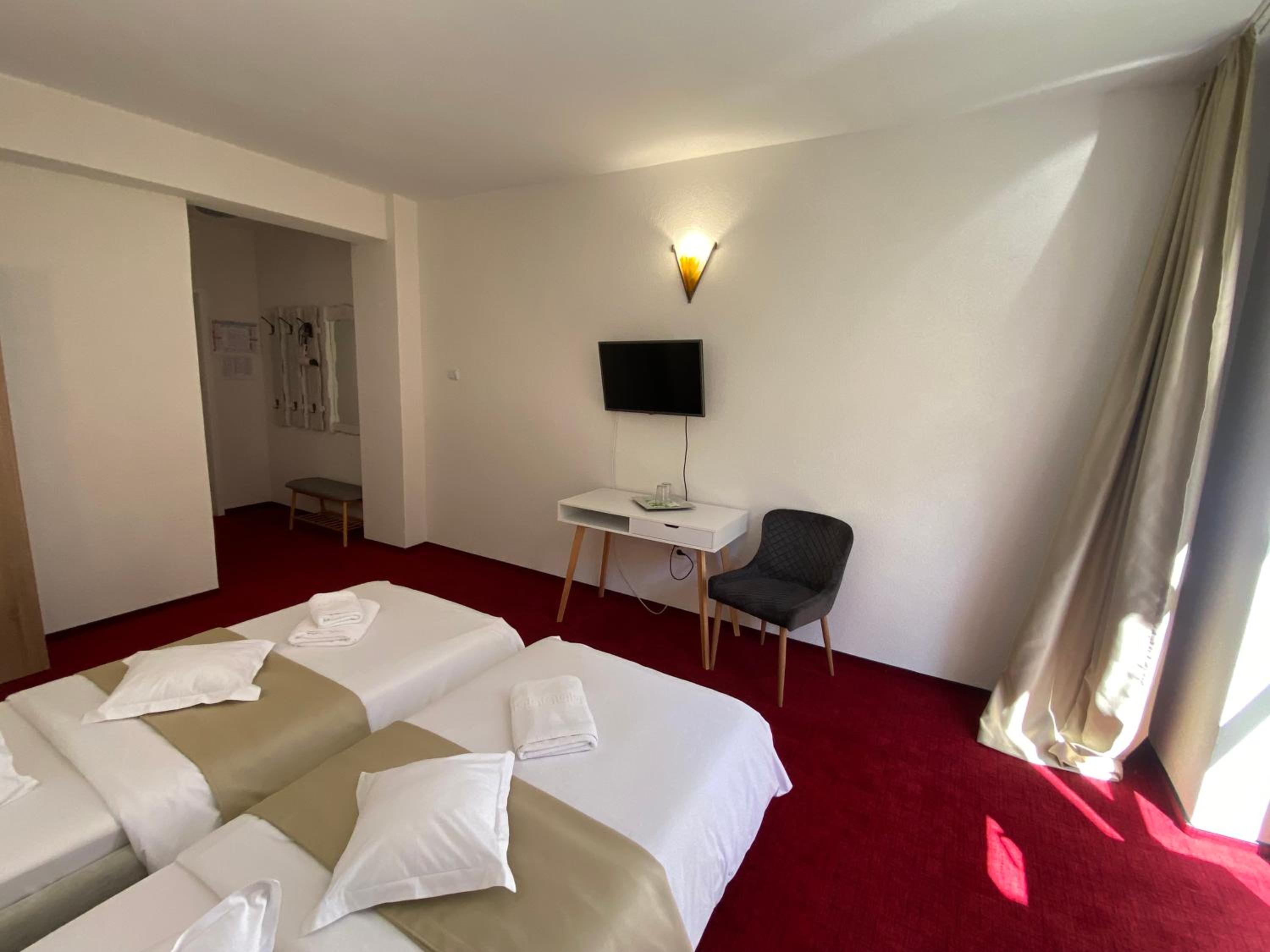 Twin Room - Photo 5