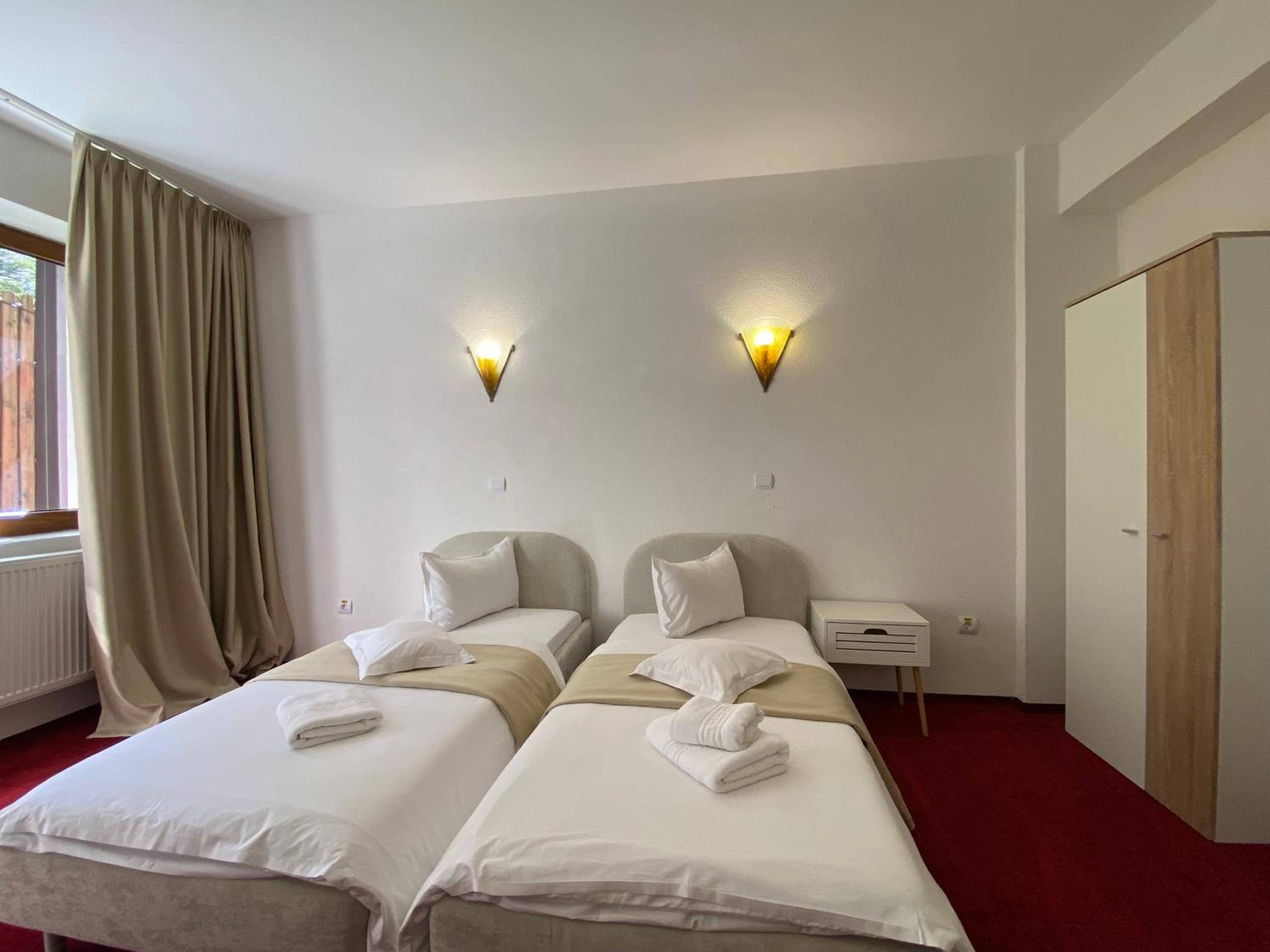 Twin Room - Photo 8
