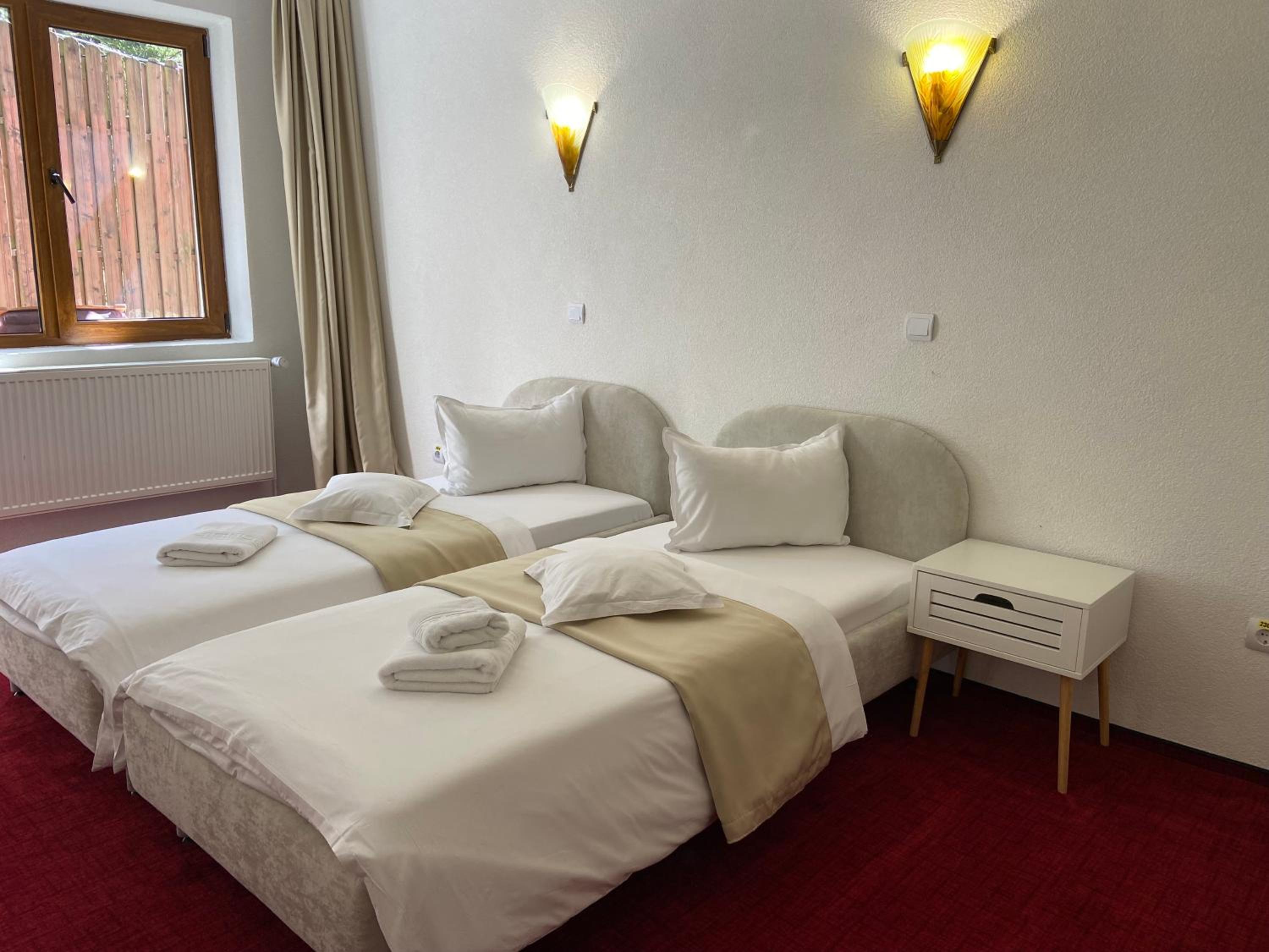 Twin Room - Photo 6